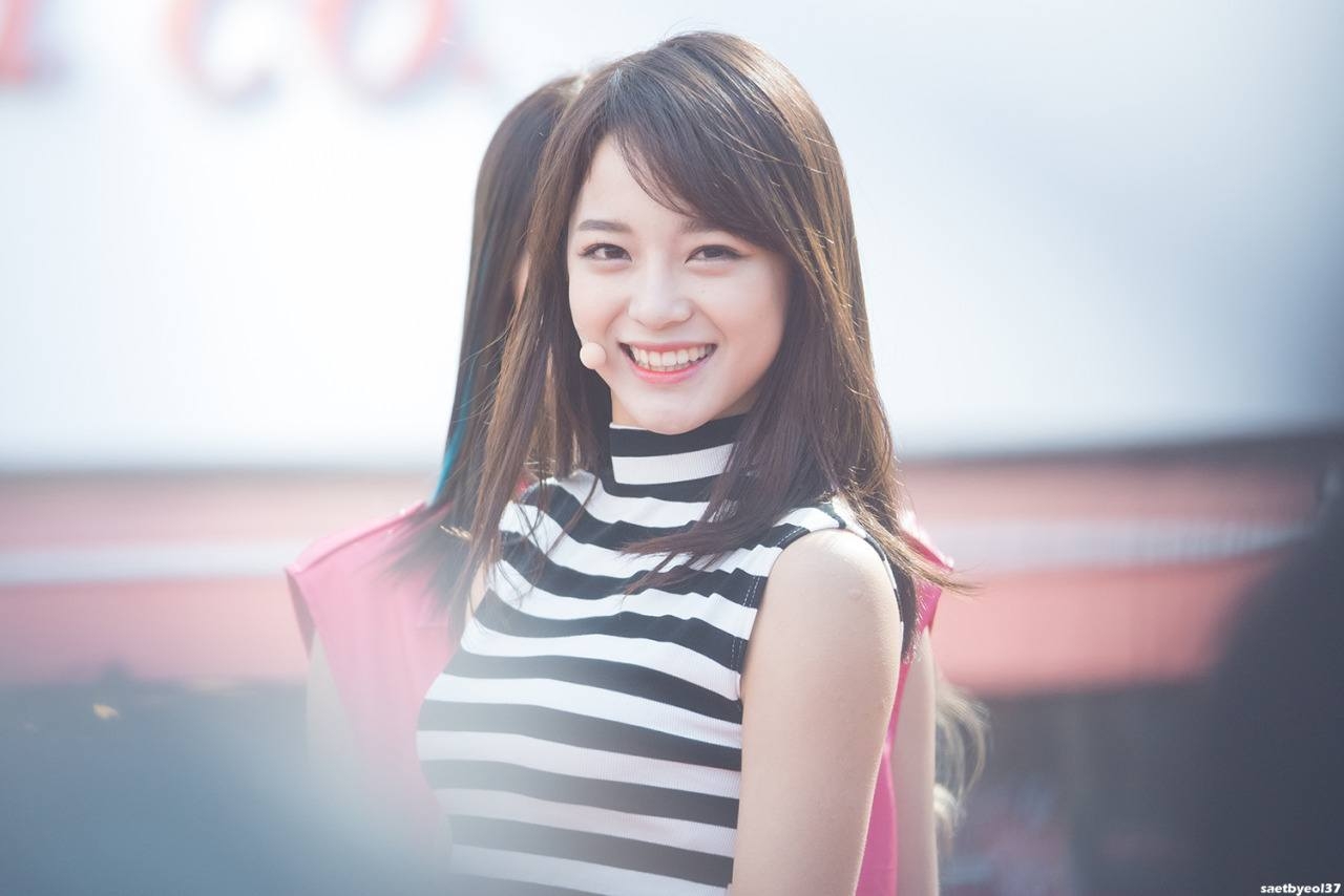 1280x860 Picture Of I.O.I Sejeong's New Metallic Silver Hair Color, Desktop