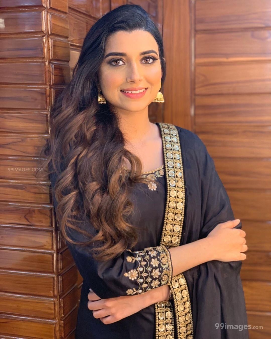 1080x1350 Nimrat Khaira Hot Beautiful HD Photo / Wallpaper, Phone