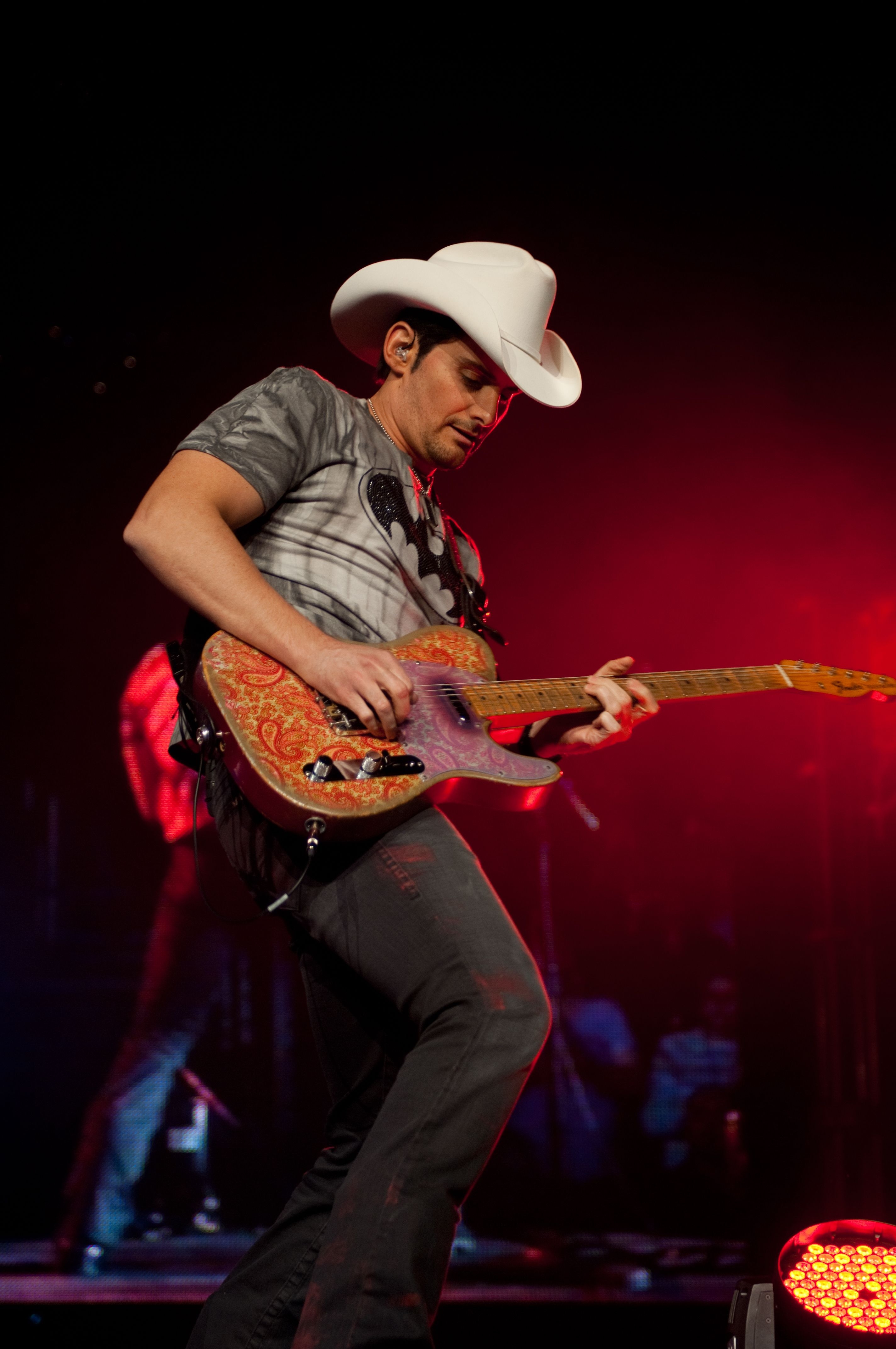 2850x4290 Brad Paisley 6 3, Phone