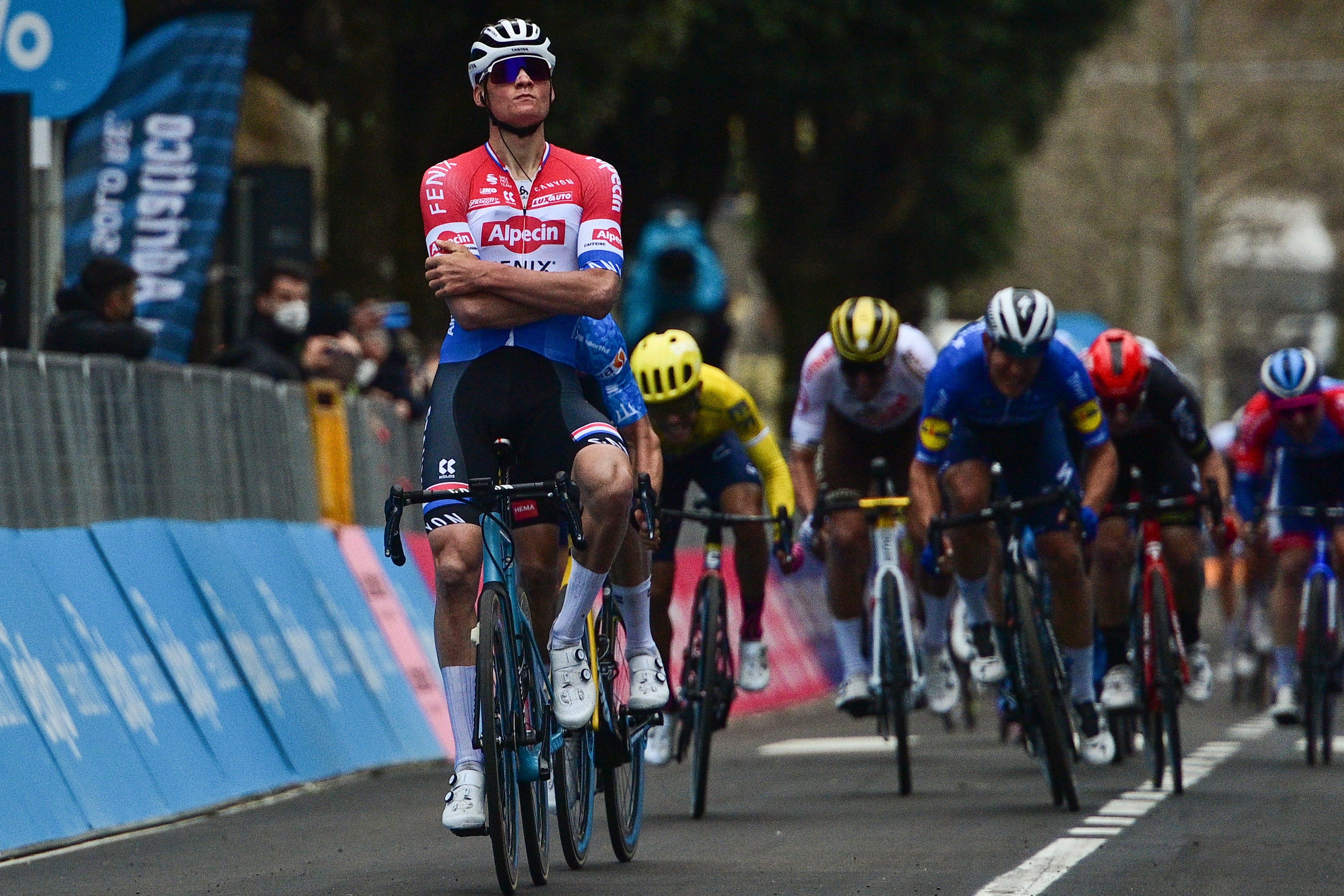 4100x2740 Mathieu Van Der Poel Se Impone En El Duelo Ante Wout Van Aert, Que Sigue Con La Camiseta Azul En La Tirreno Adriático, Desktop