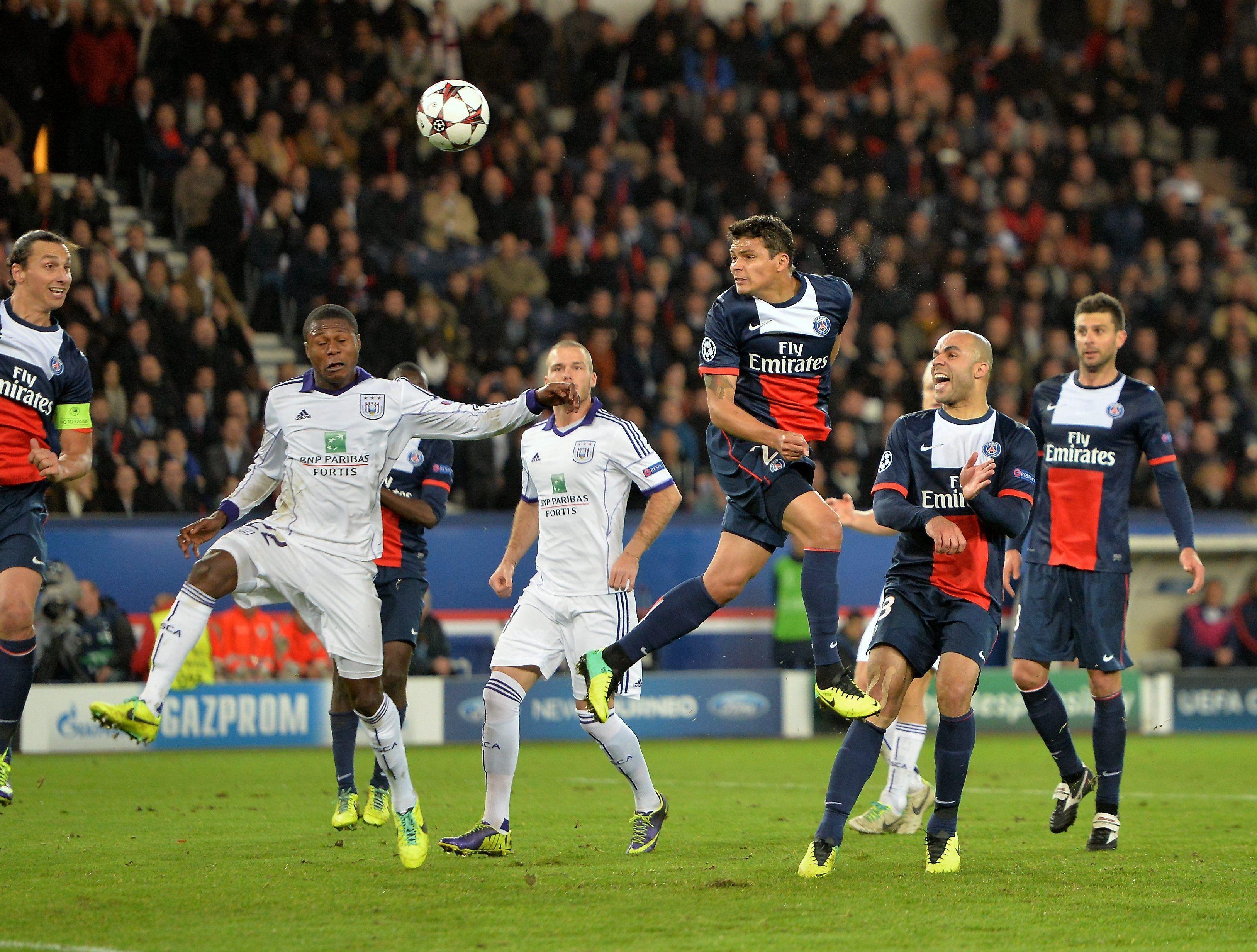 3260x2470 The player of PSG Thiago Silva is fighting for the ball wallpaper, Desktop