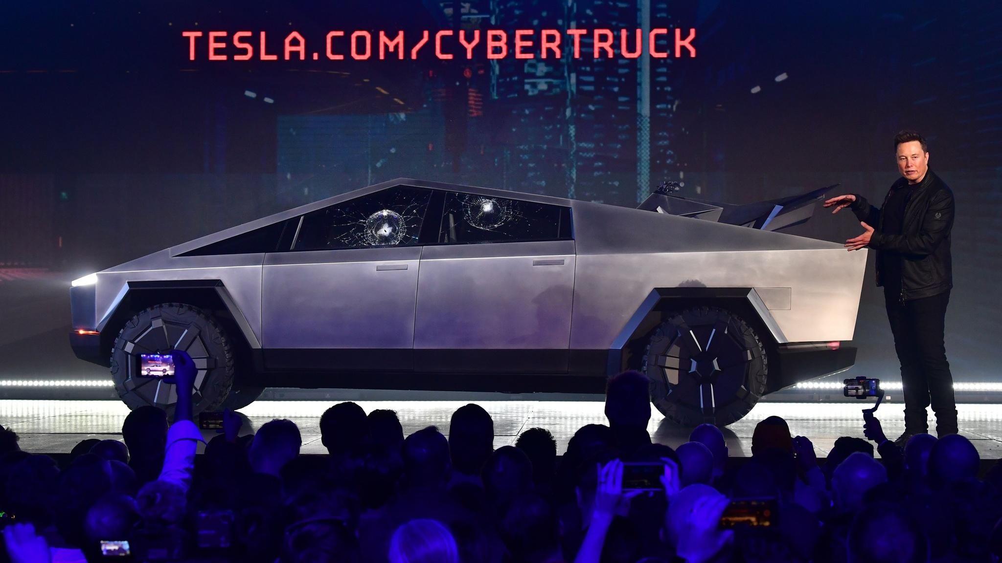 2050x1160 Tesla Cybertruck hauls relief for GM and Ford, Desktop