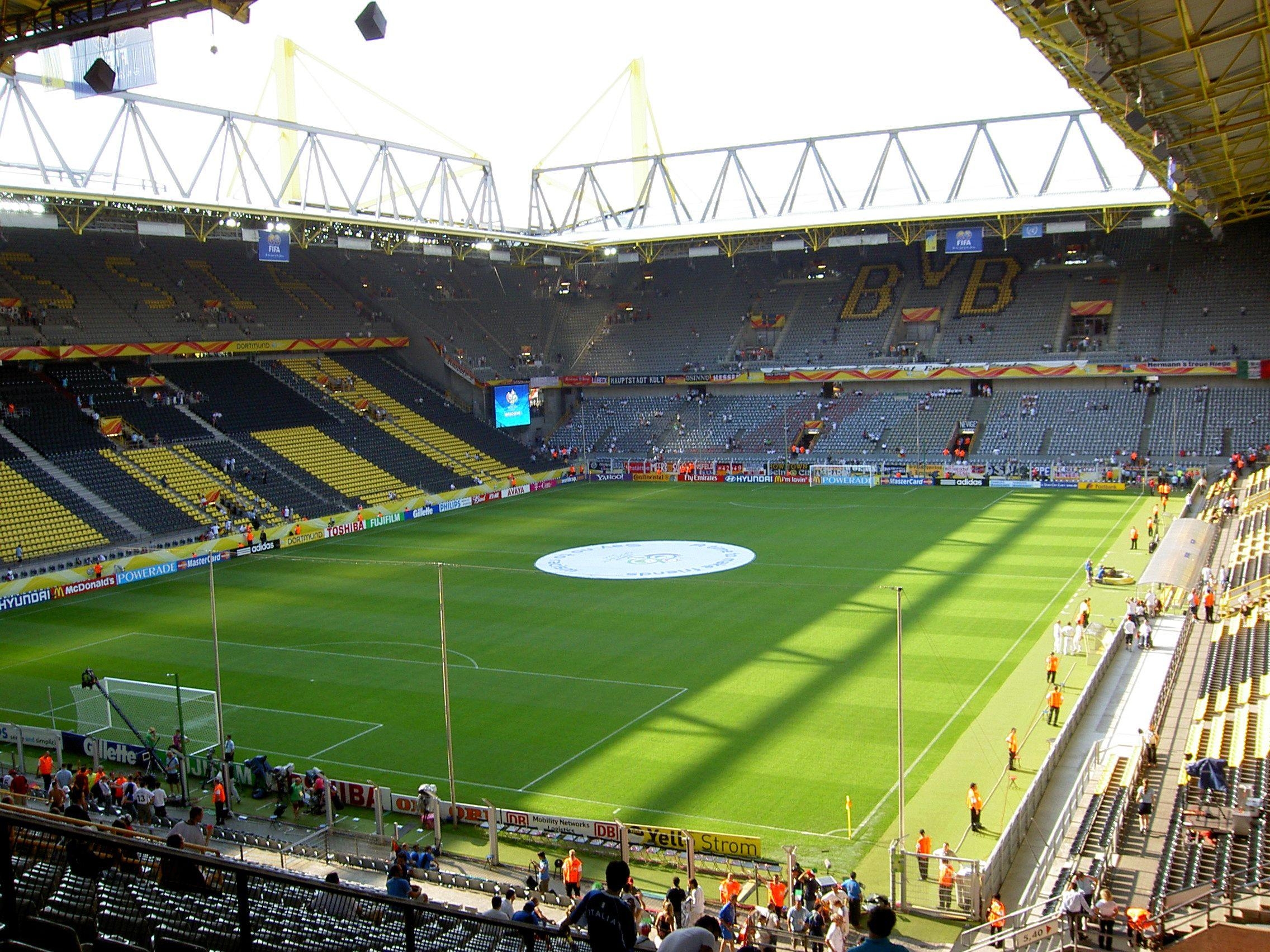 2280x1710 Signal Iduna Park before the match (4th july 2006), Desktop