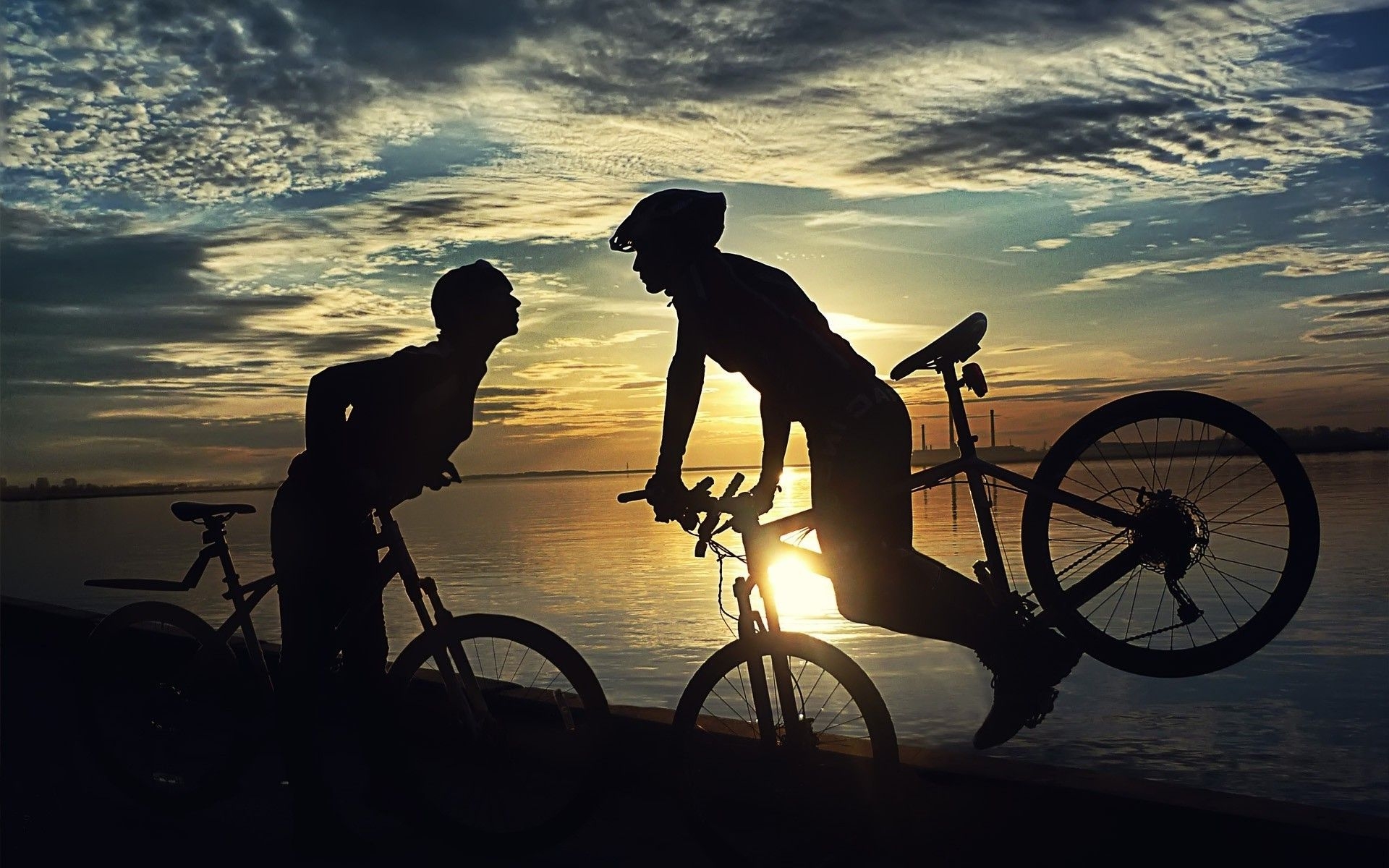 1920x1200 Couple in love on bike, Desktop