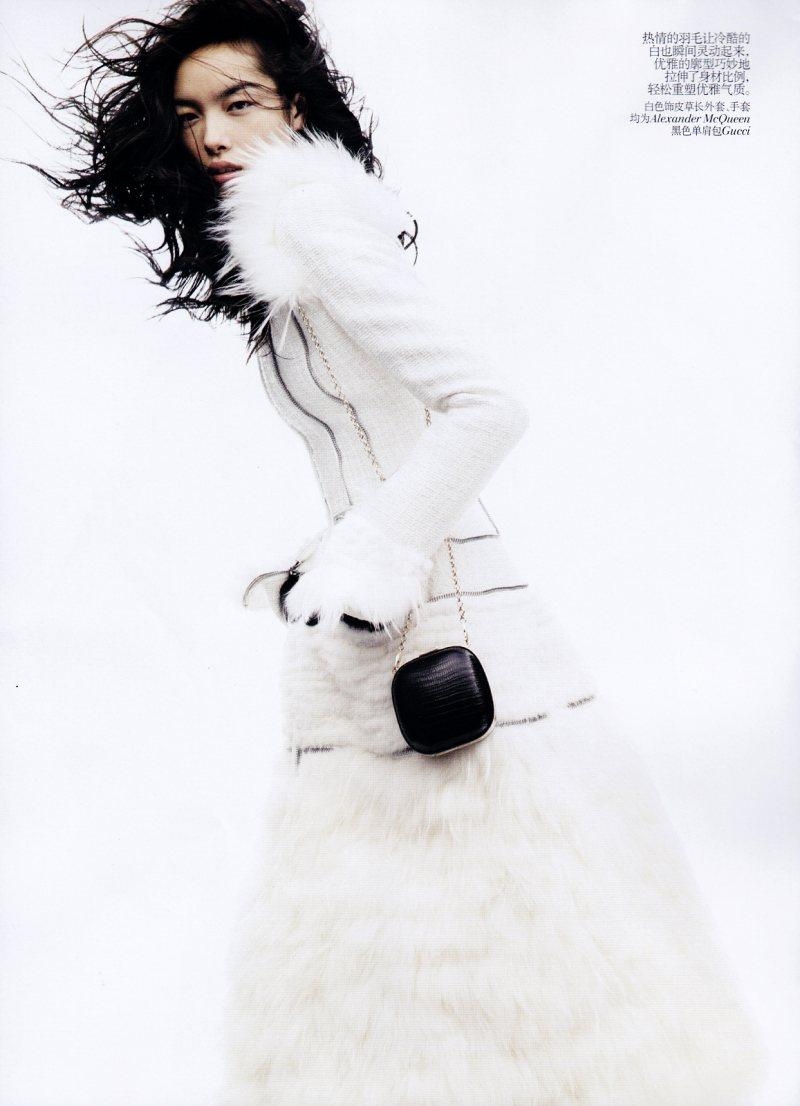 800x1110 Fei Fei Sun by Josh Olins for Vogue China November 2011 02. MFD, Phone