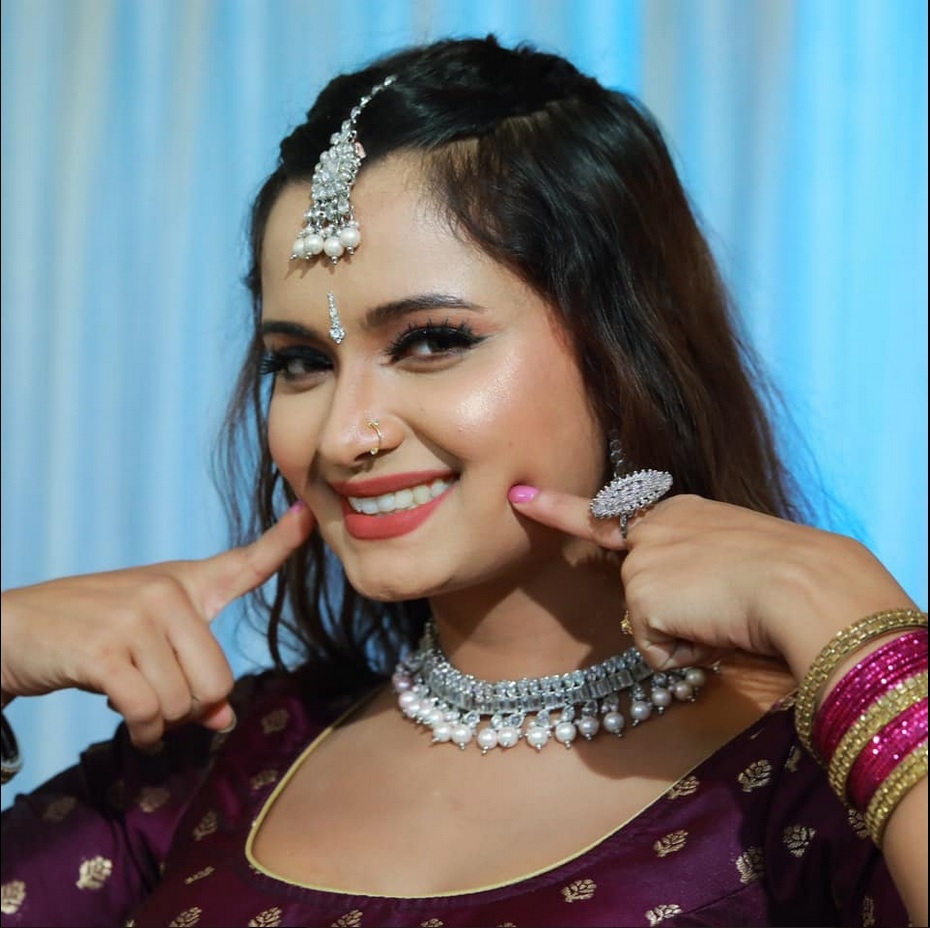 930x930 Neelam Giri Biography, Age, Boyfriend, Hometown, Contact, Desktop