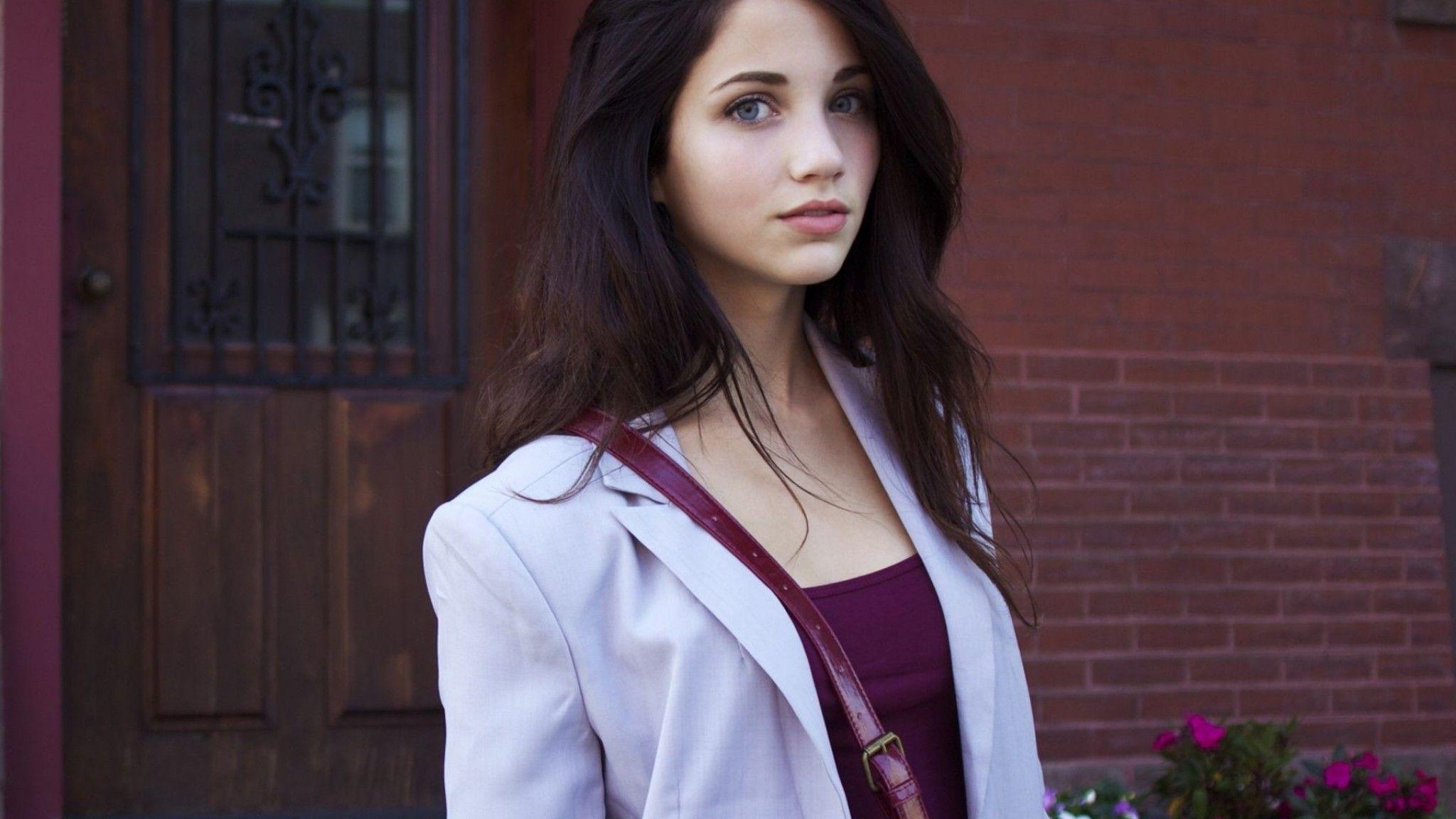 2050x1160 Emily Rudd wallpaperx1152, Desktop