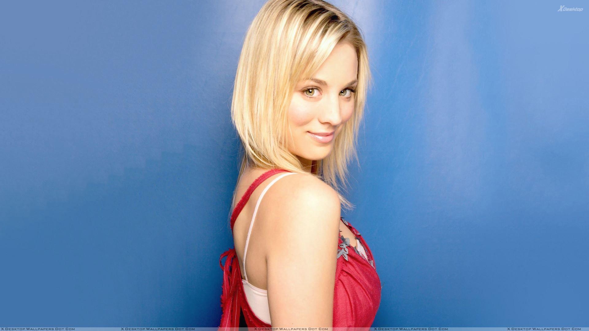 1920x1080 Kaley Cuoco Smiling Side Pose N Blue Background Wallpaper, Desktop