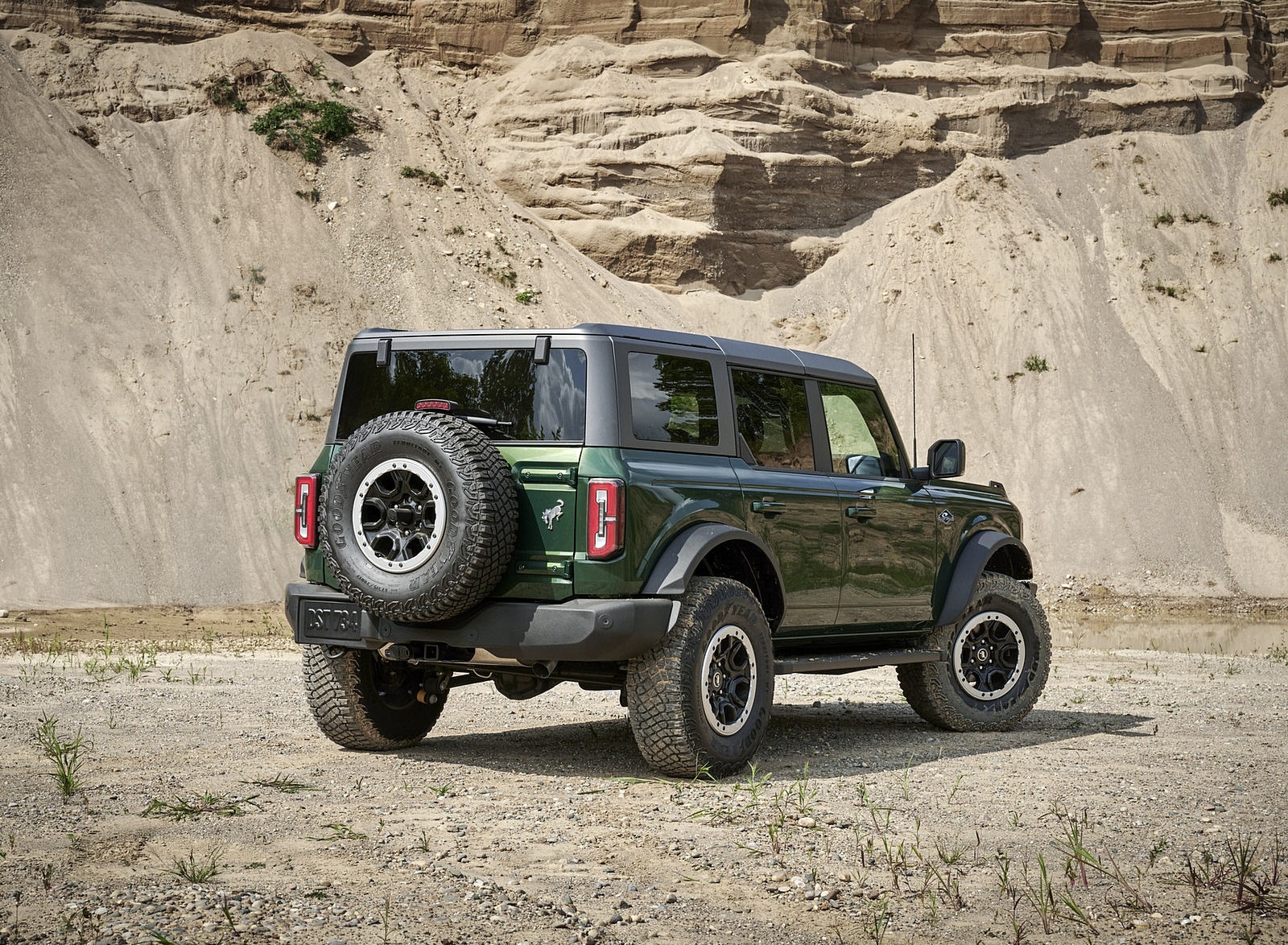 1600x1180 2022 Ford Bronco 4 Door (Color: Eruption Green) Rear Three Quarter Wallpaper (10), Desktop