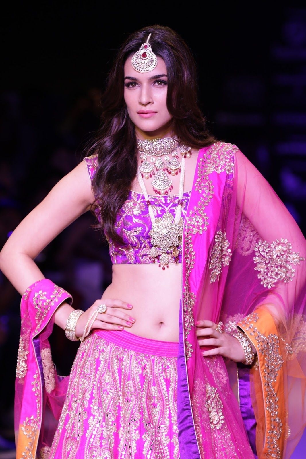 1070x1600 Hd Pics Kriti Sanon Navel Show On The Ramp, Phone