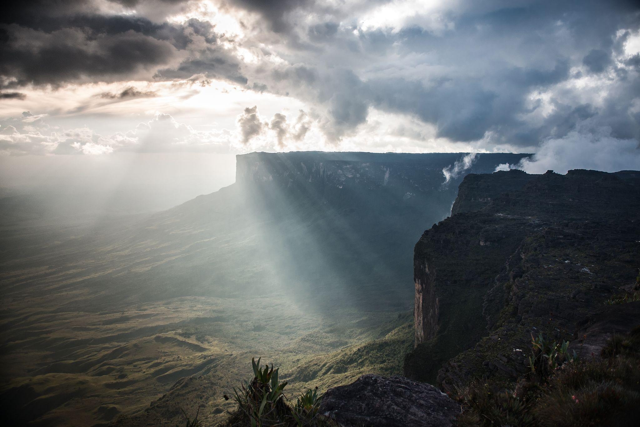 2050x1370 The clouds break over Mt. Roraima, Venezuela, Desktop