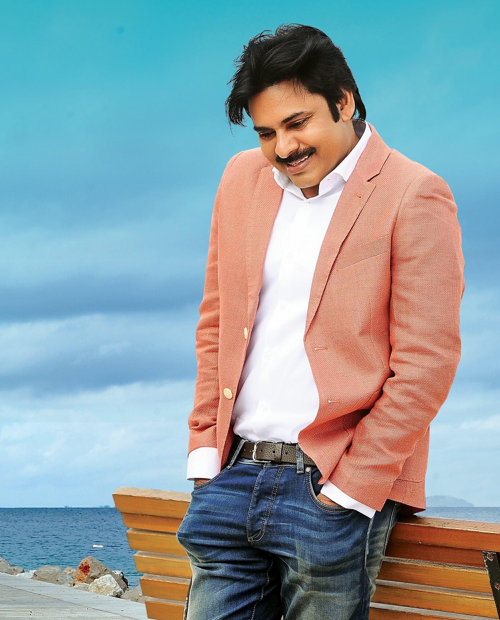 1660x2050 Agnathavasi Movie HD Photo Stills. Pawan Kalyan, Keerthy Suresh, Phone