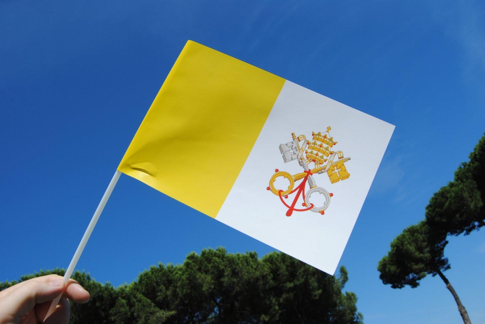 1600x1080 Dome and vatican city flag of Holy See, Desktop