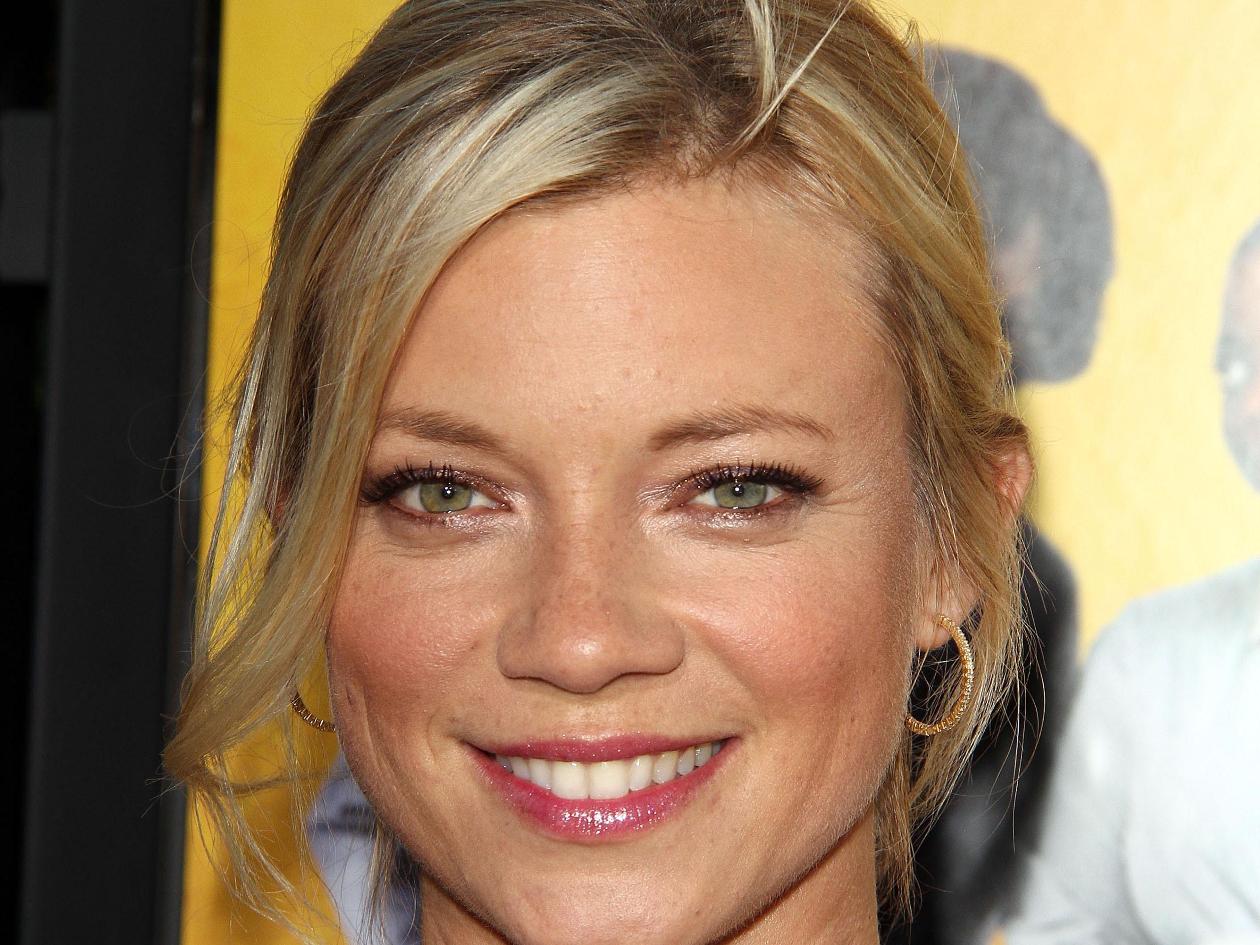 2560x1920 Amy Smart Wallpaper, Desktop