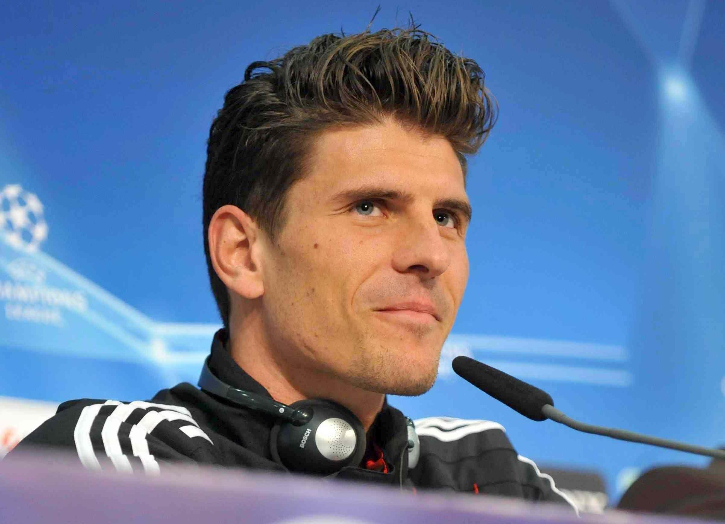 2410x1740 The best football player of Fiorentina Mario Gomez on the interviu, Desktop