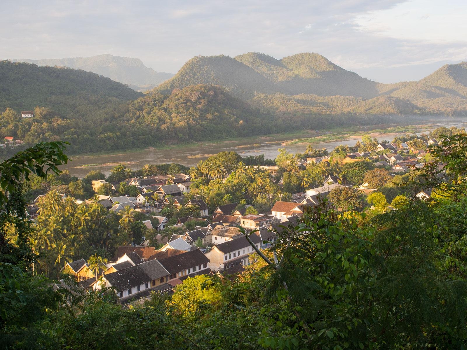 1600x1200 Livin' Life in Luang Prabang Slow Road, Desktop