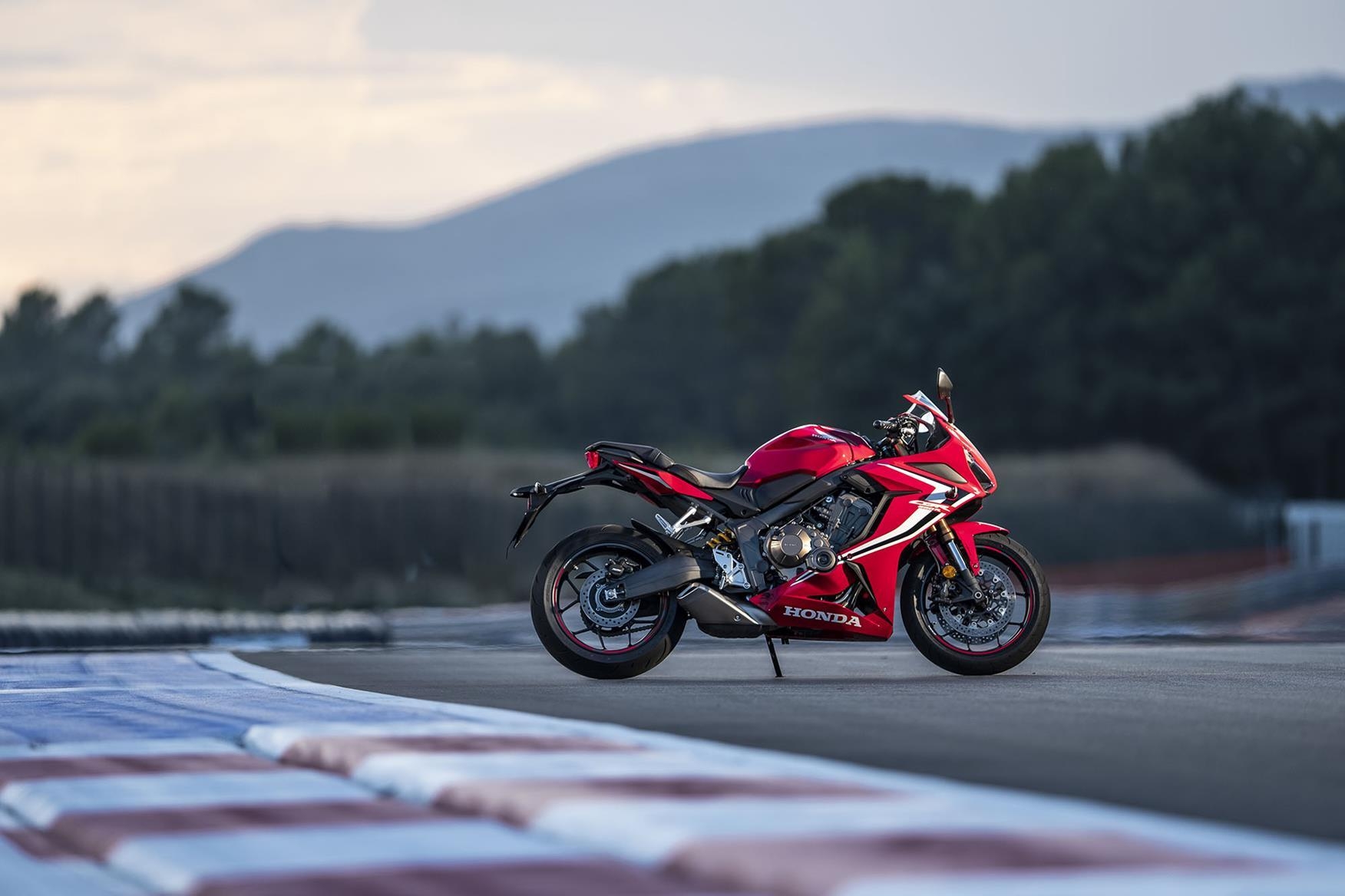 1760x1170 Honda's sportier 2019 CBR650R will cost £7729, Desktop