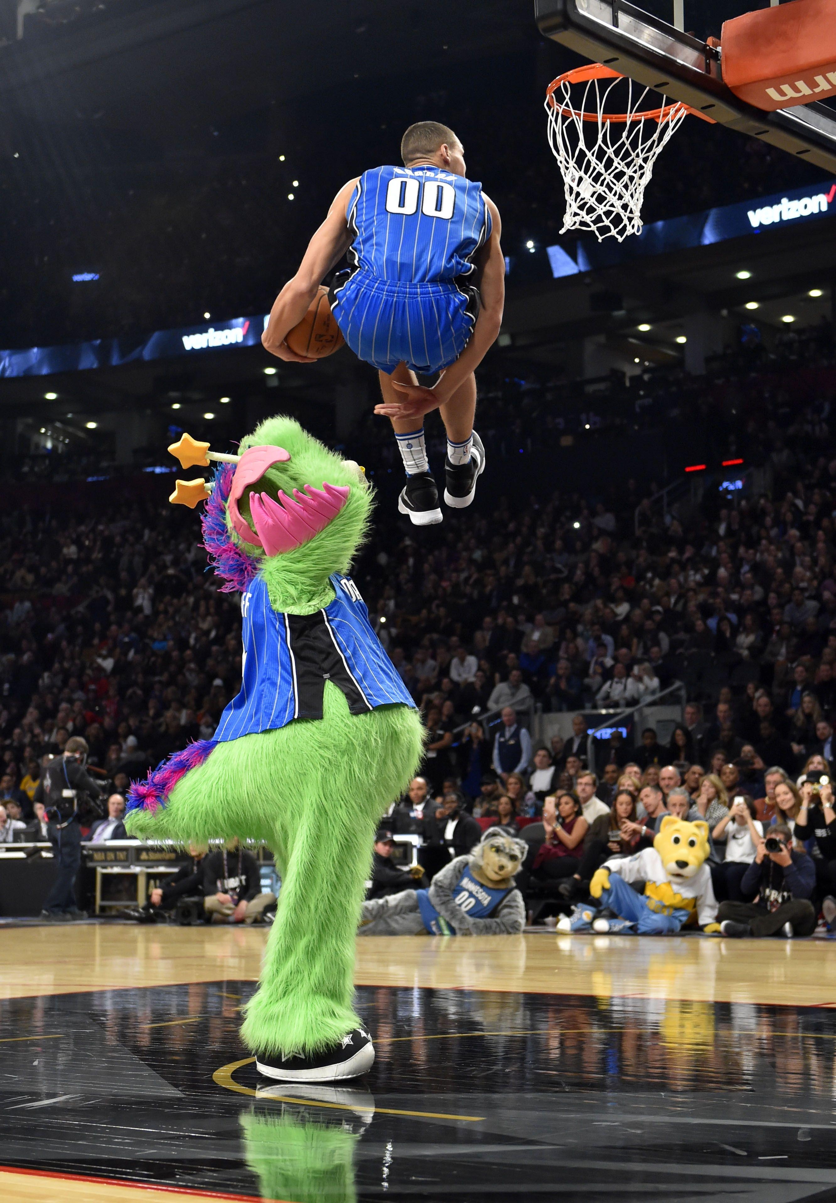 2670x3840 The 2016 NBA Dunk Contest in 7 astonishing photo, Phone