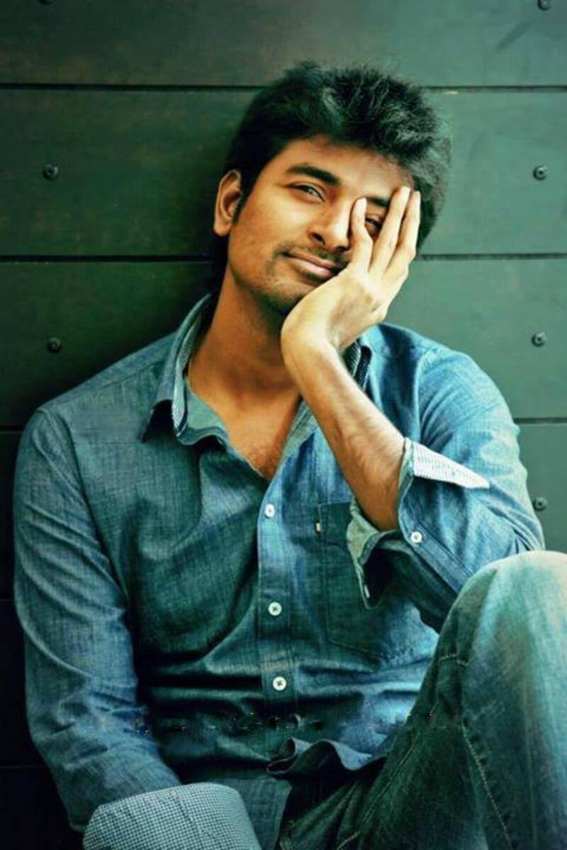 800x1200 The Next Big Thing In Tamil Cinema: Sivakarthikeyan, Phone