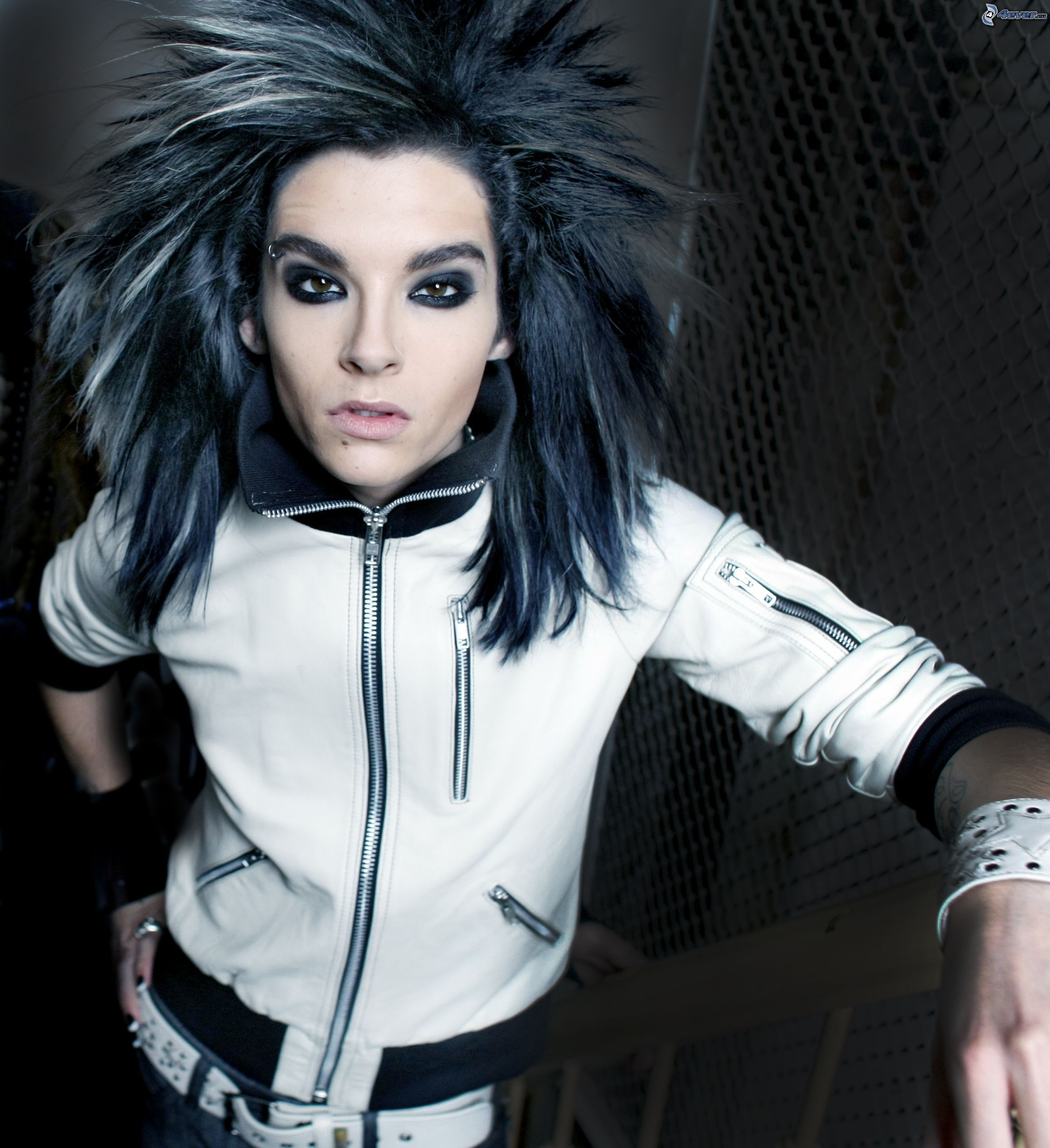 2380x2600 Bill Kaulitz, Phone