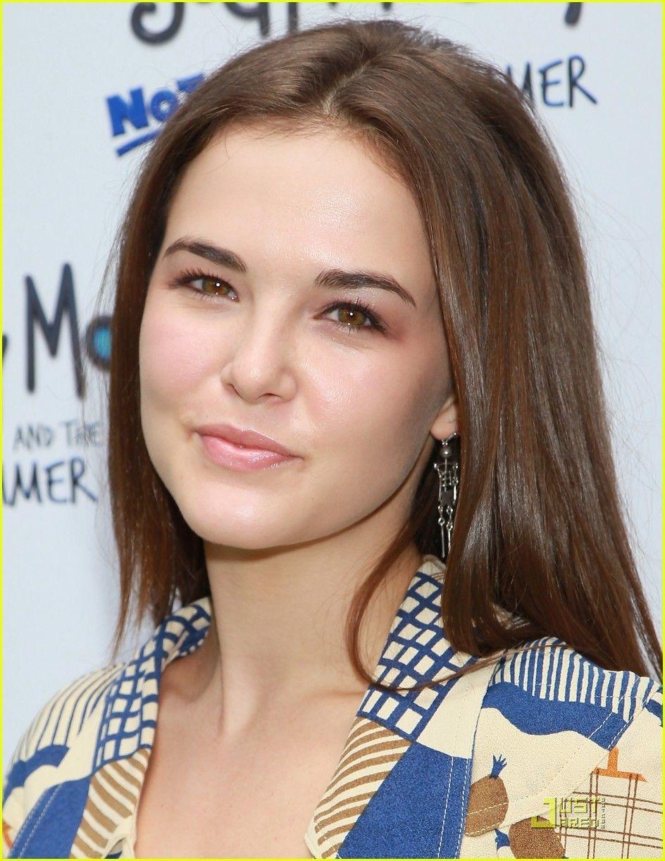 950x1230 Best HD Photo Wallpaper Pics of Zoey Deutch, Phone