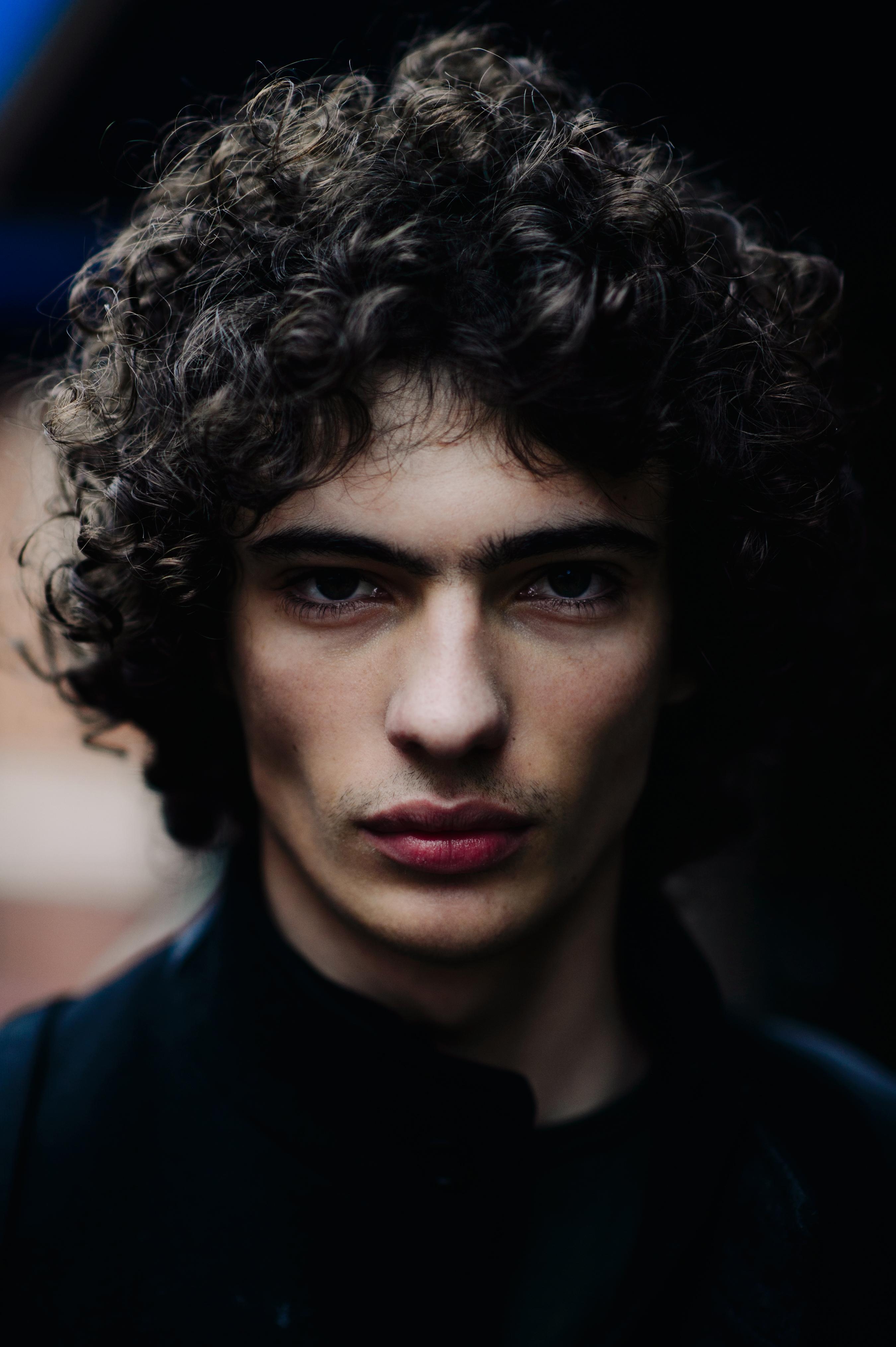 2700x4060 Piero Méndez. London Katz Sinding, Phone