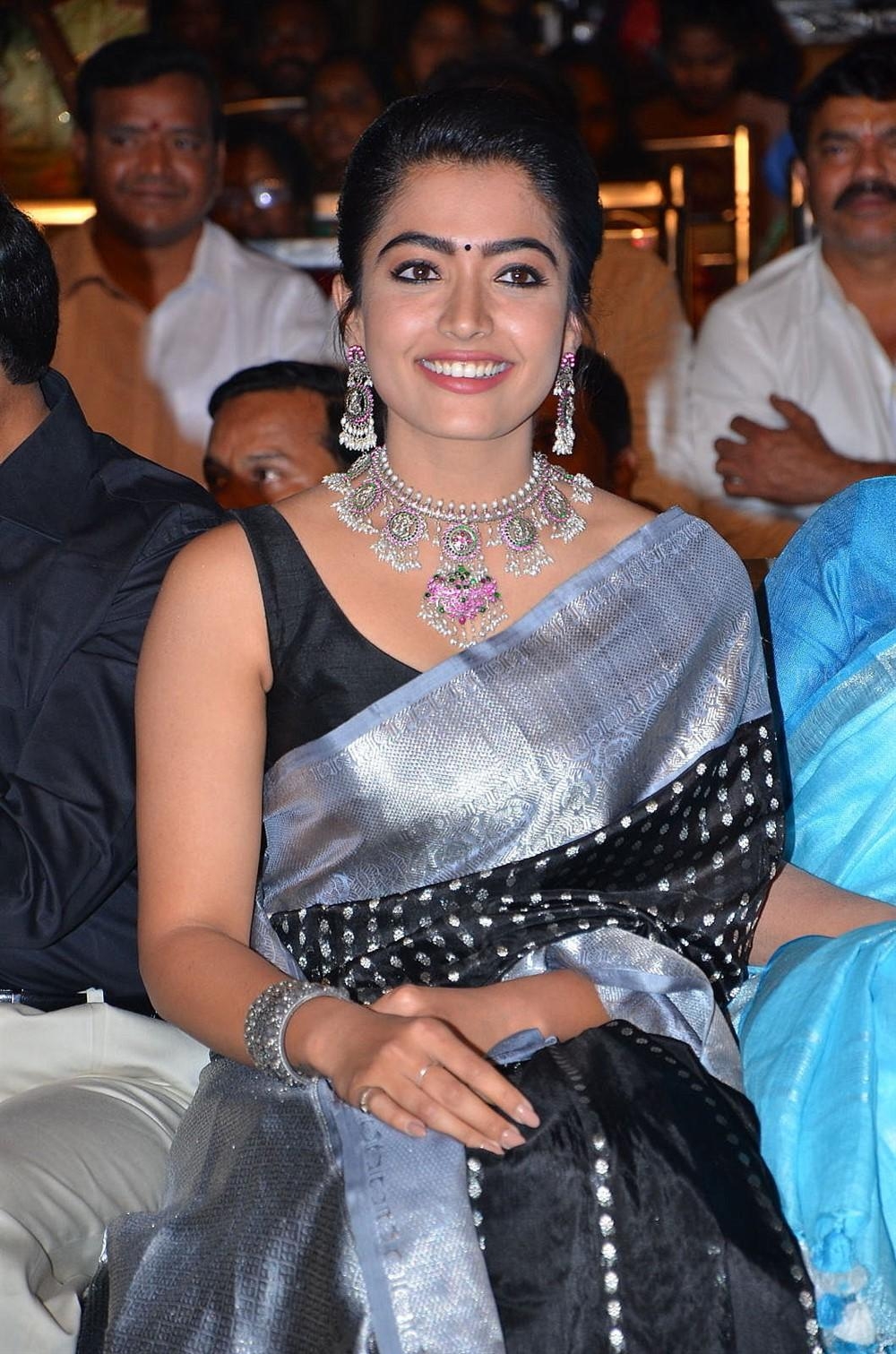 1000x1520 Actress Rashmika Mandanna Saree Pics at Sarileru Neekevvaru Movie, Phone