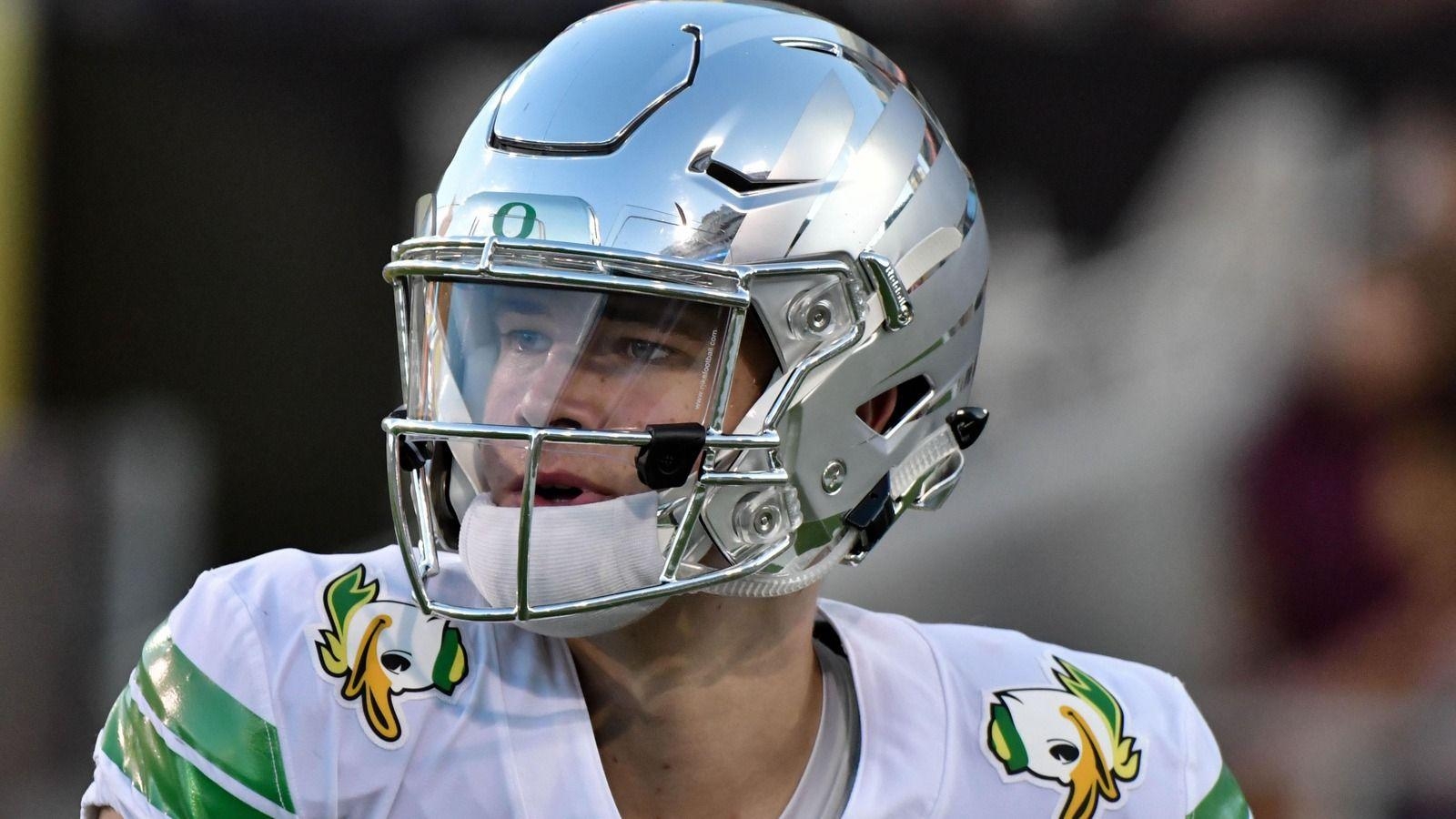 1600x900 Report: Oregon QB Justin Herbert has broken collarbone, Desktop