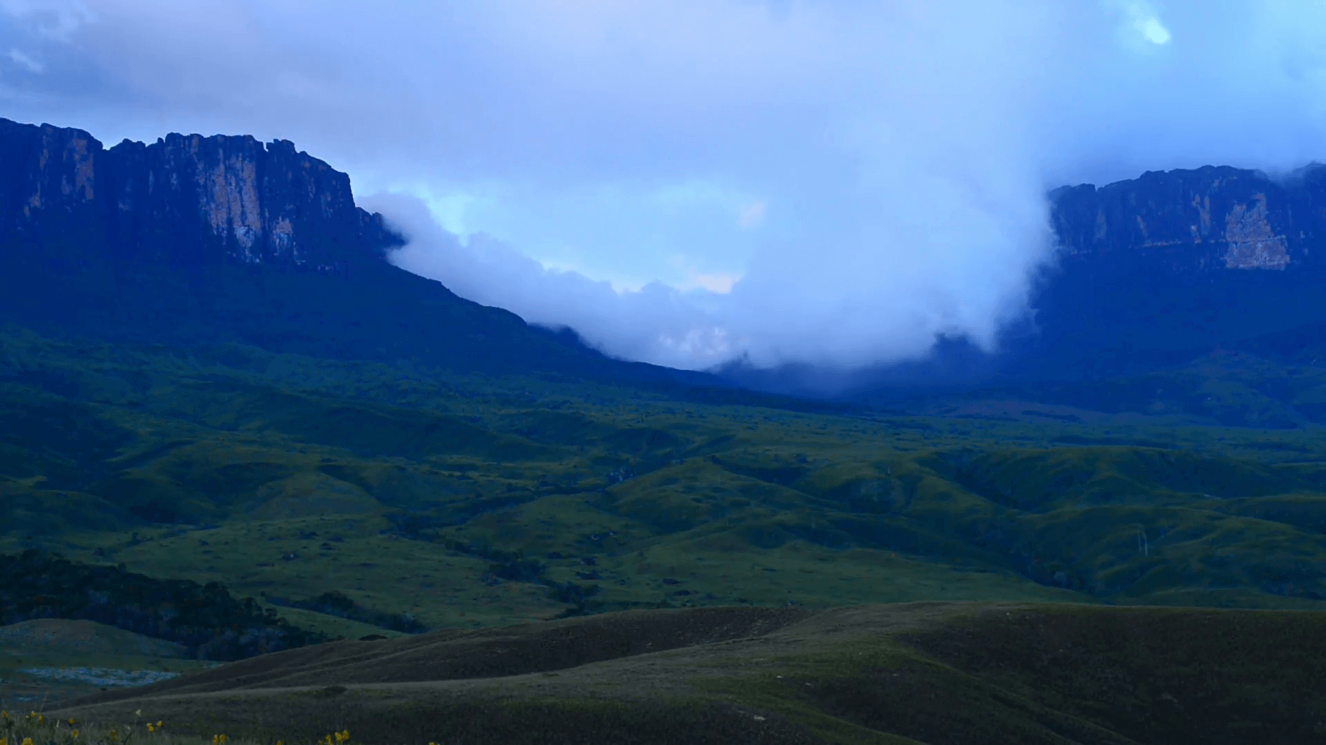 1920x1080 Clouds on the top of Mount Roraima in the evening in Canaima, Desktop