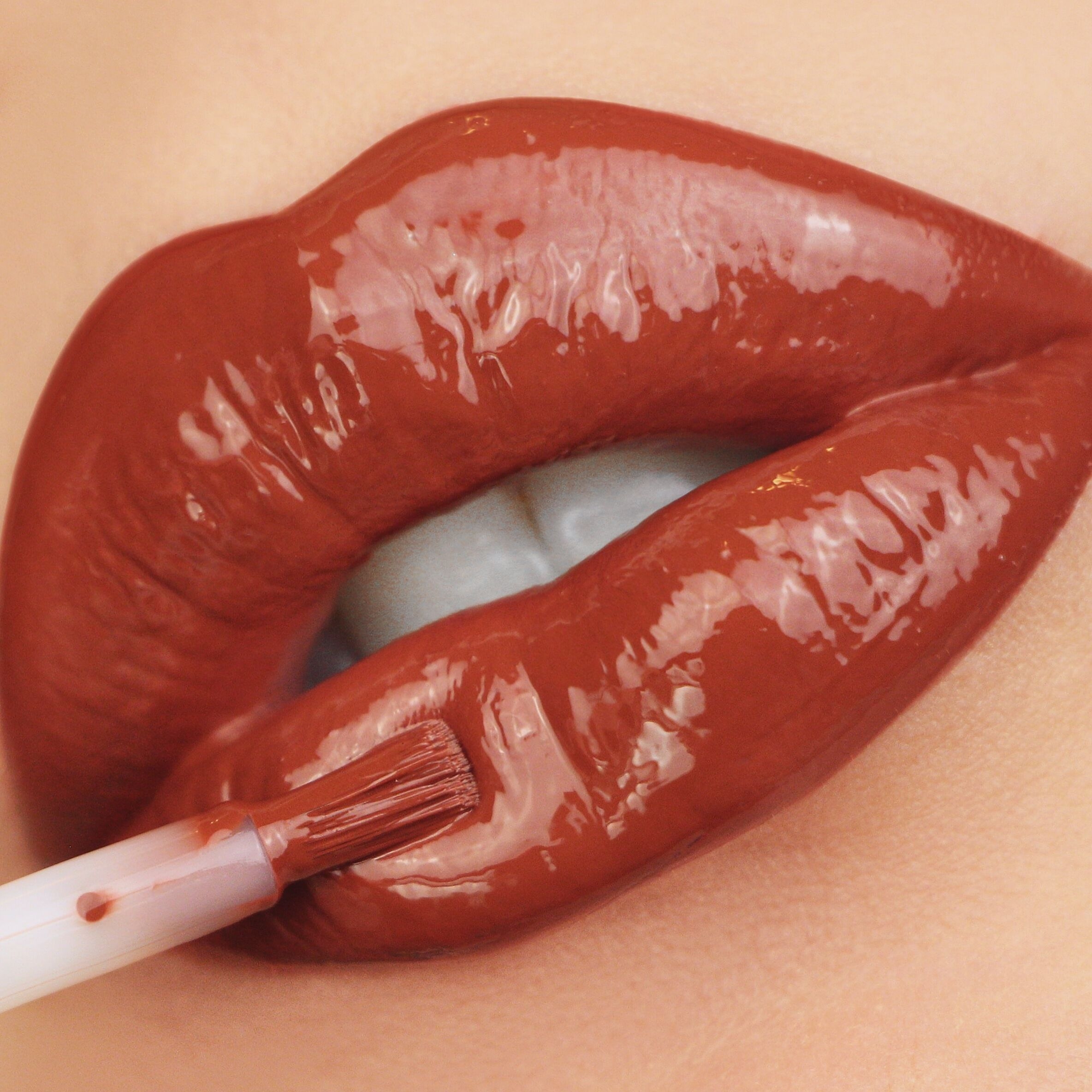 2370x2370 Fall red lip. Glossy lips, Makeup picture, Lip wallpaper, Phone