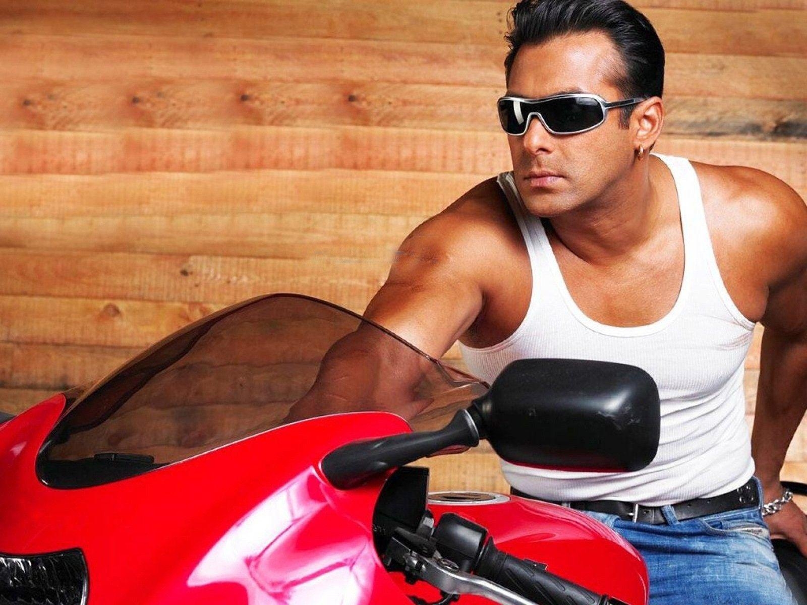 1600x1200 Salman Khan on Bike, Desktop