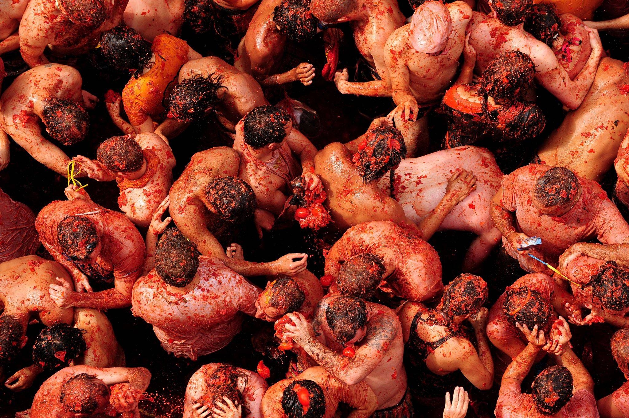 2050x1370 Every time I see a picture of La Tomatina giant tomato fight, Desktop