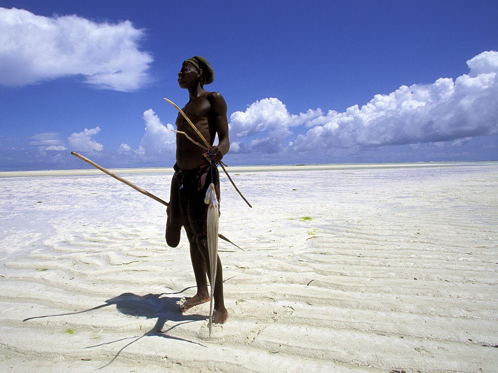 1600x1200 Fisherman on the Beach at low Tide / Zanzibar / Tanzania / Africa, Desktop