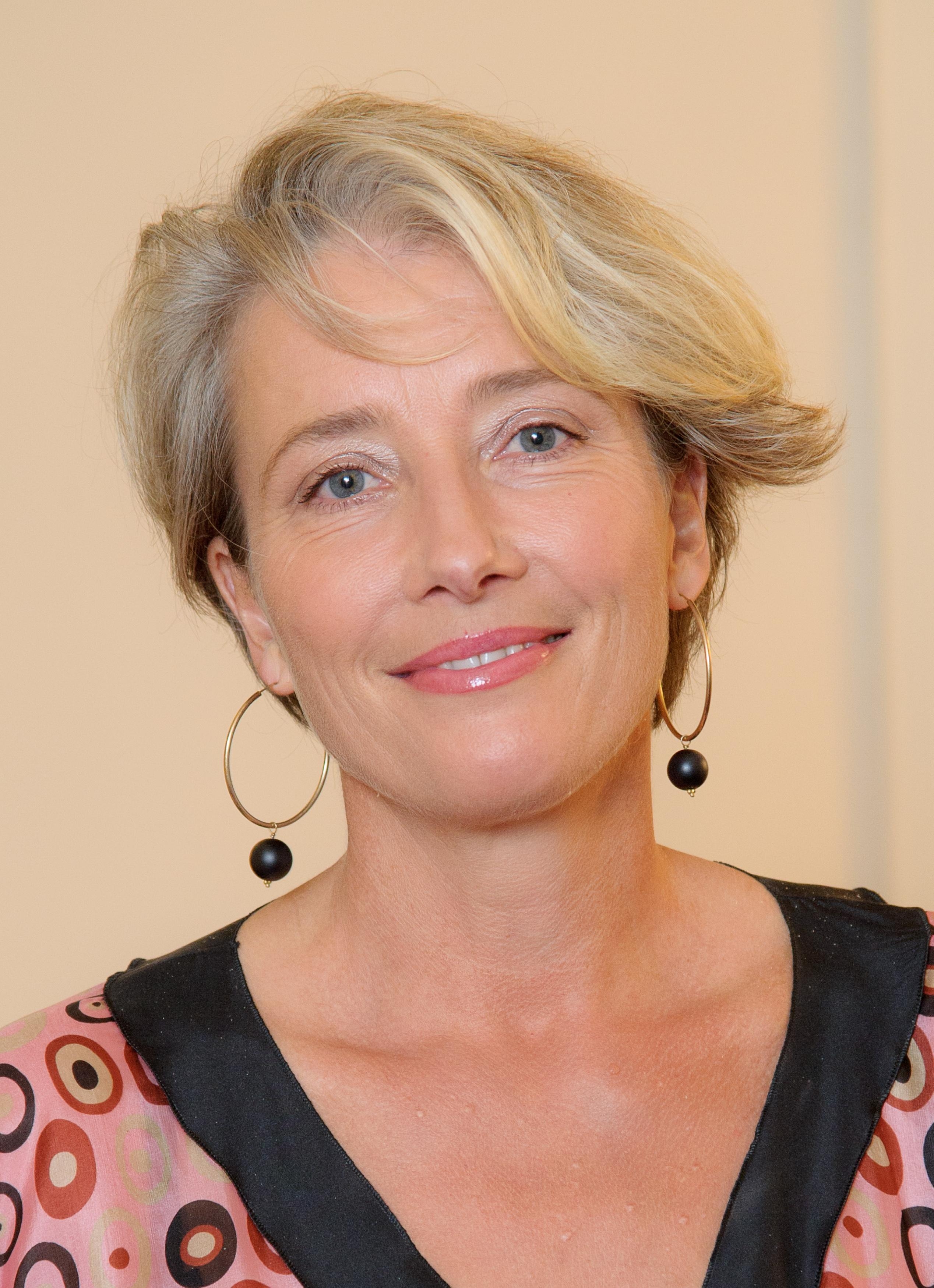 2540x3500 Emma Thompson Wallpaper High Quality, Phone