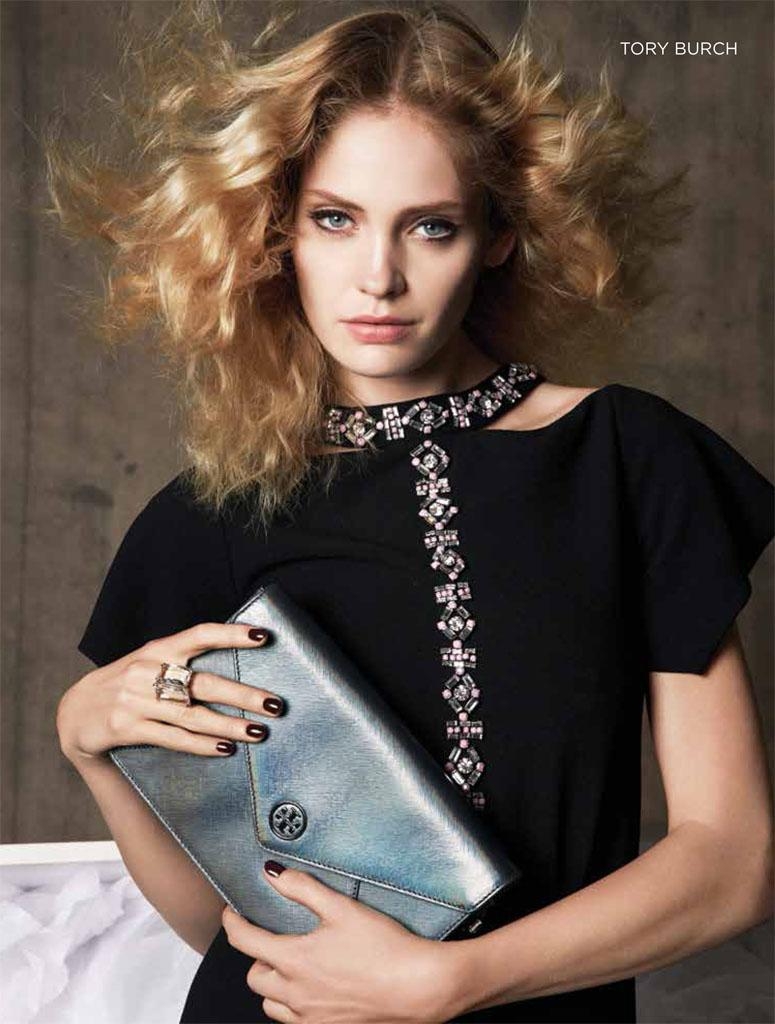 780x1030 Heidi Mount Gets Glam for El Palacio de Hierro, Phone