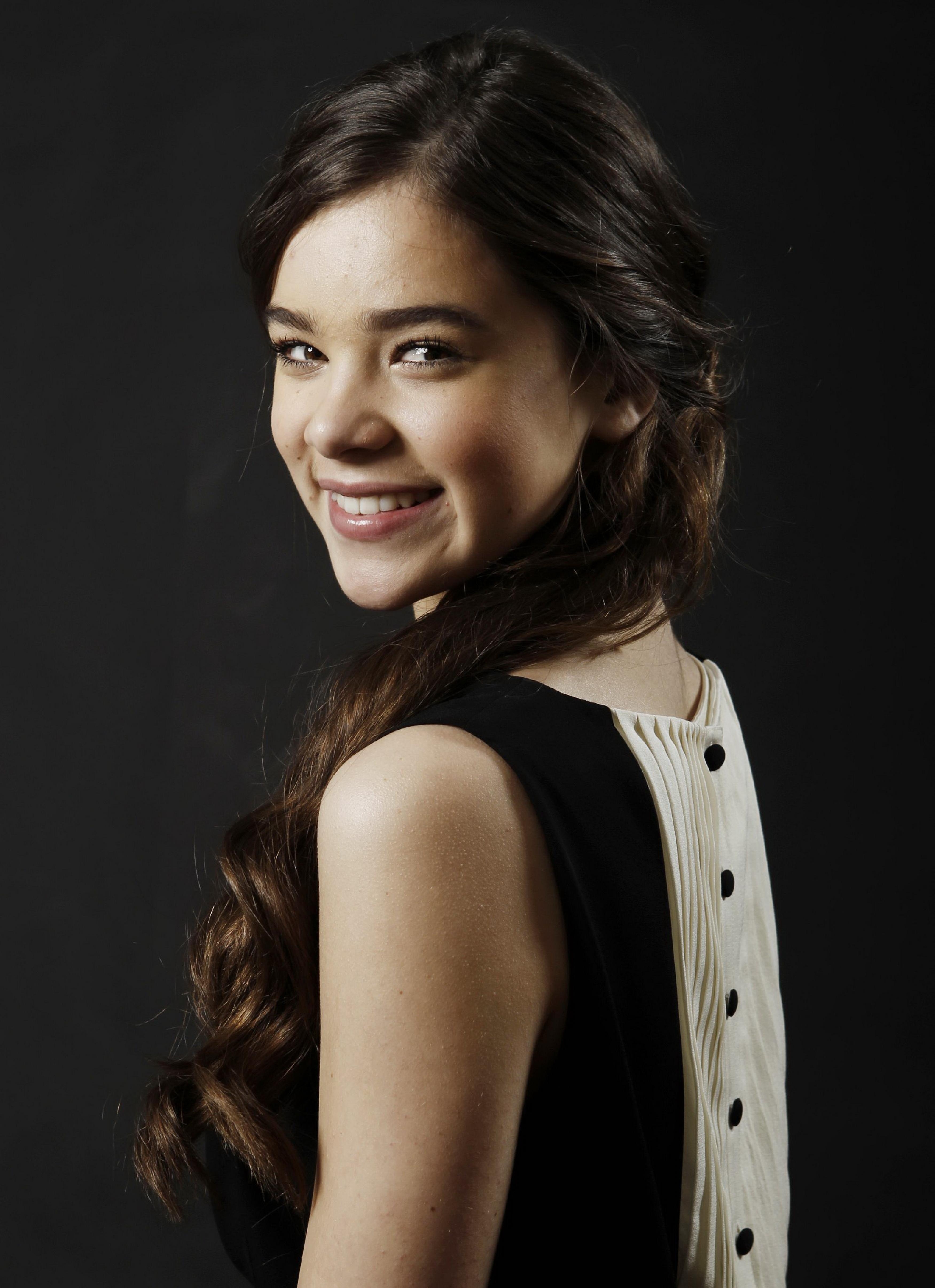 3510x4820 Hailee Steinfeld iPhone Wallpaper, Phone