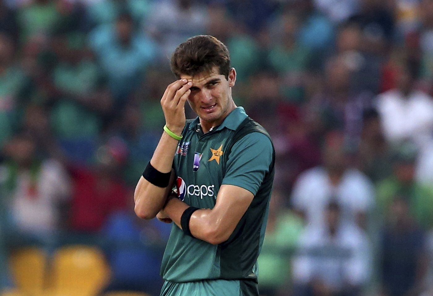 1400x960 Shaheen Afridi reacts after a shot is played off his bowling, Desktop