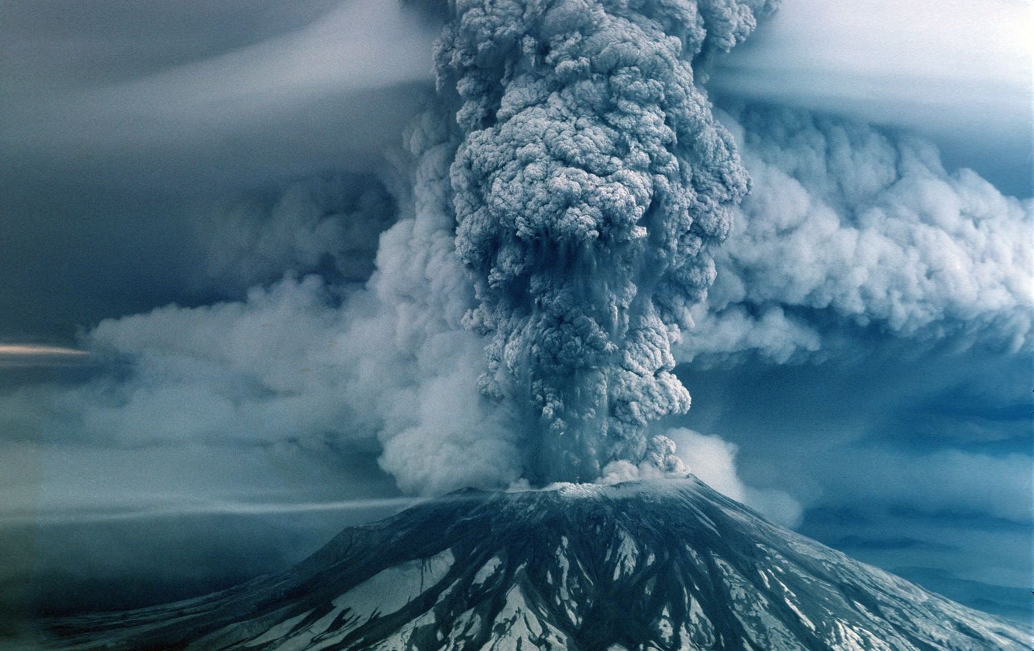 1500x950 A riveting view of Mount St. Helens, Desktop