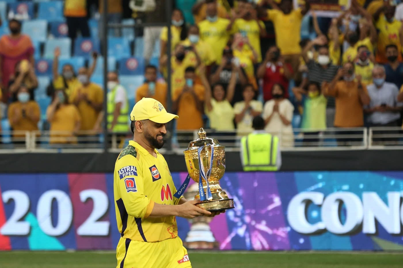 1400x940 MS Dhoni with the IPL 2021 trophy, Desktop