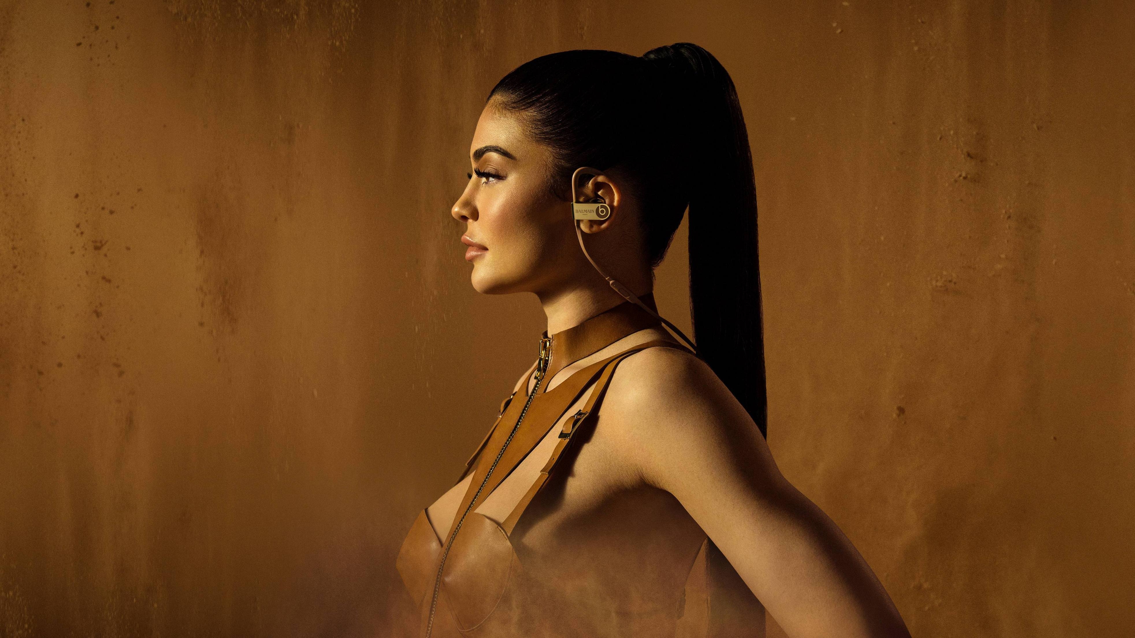 3930x2210 Wallpaper Kylie Jenner, Balmain earbuds, HD, 4K, Celebrities, Desktop