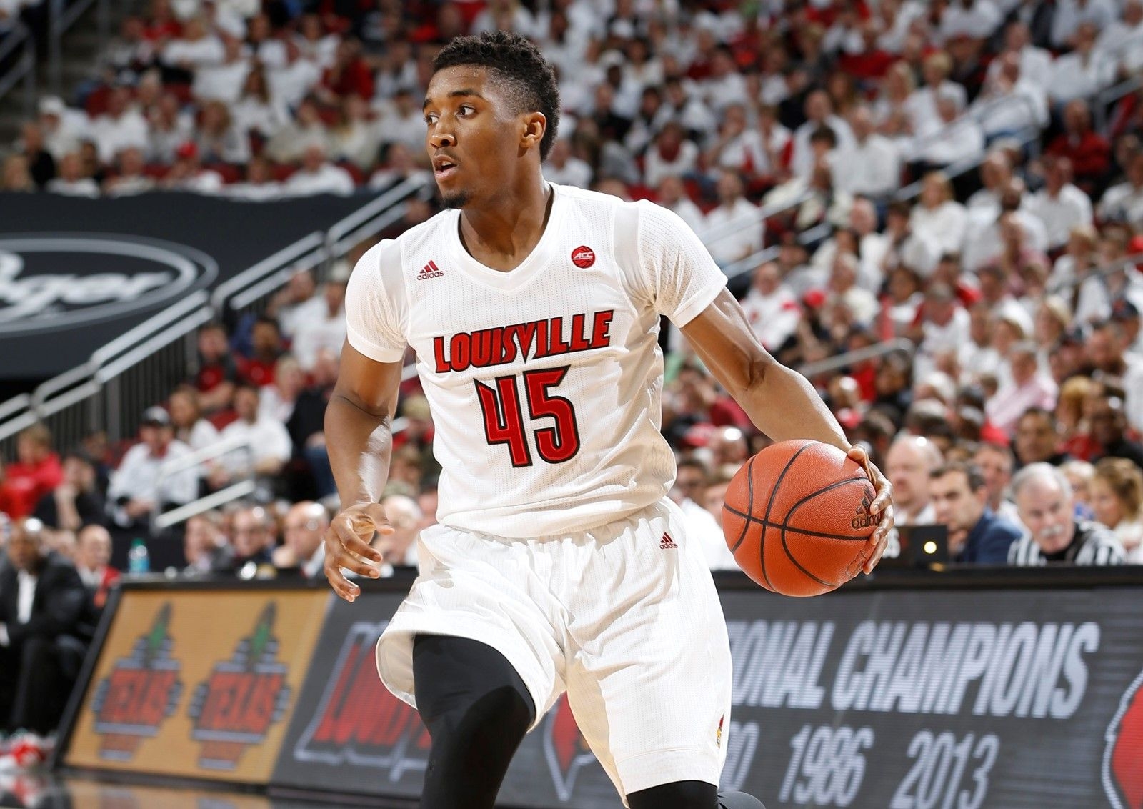 1600x1140 Donovan Mitchell's Basketball of Louisville, Desktop