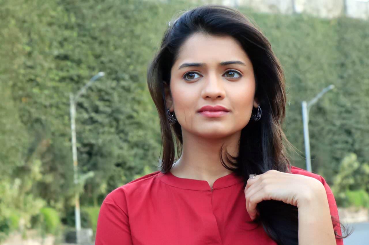 1280x860 Zee Yuva 'Phulpakharu' Actress Hruta Durgule Interview: I love Listening to Poetry!, Desktop