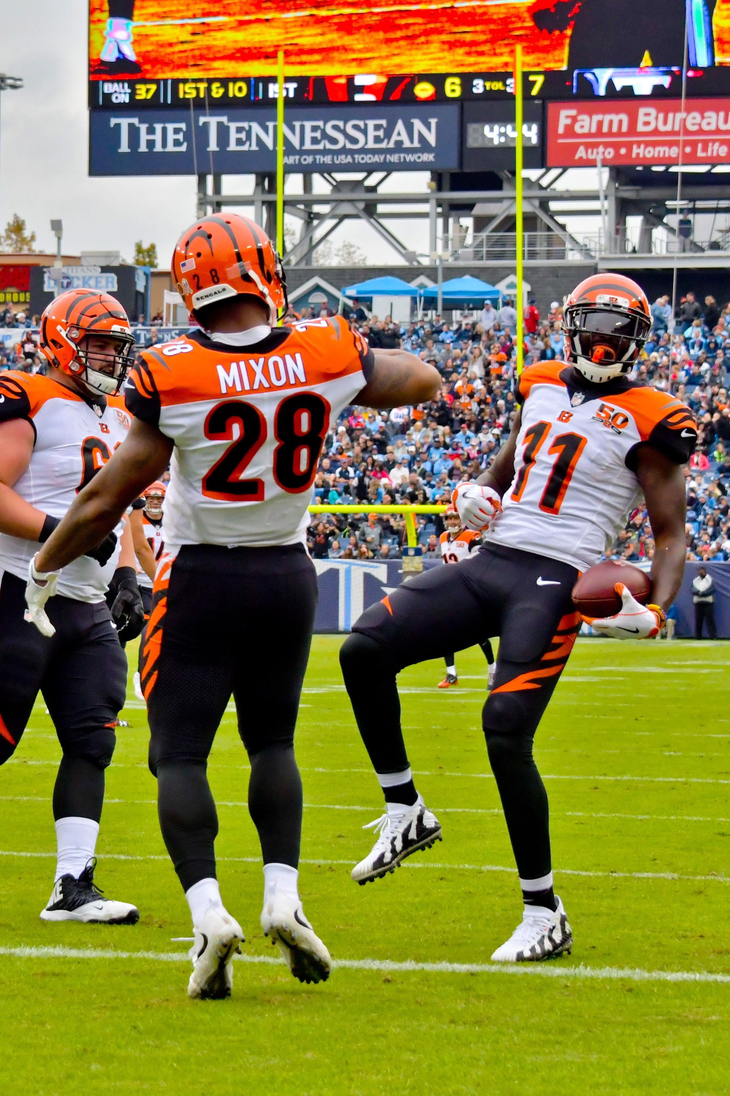 2400x3600 Bengals RB Joe Mixon Suffers Concussion, Phone