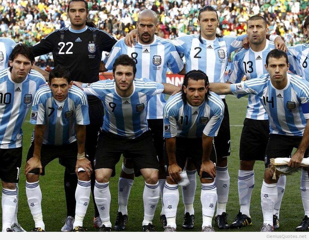 1030x800 Estos jugadores de fútbol son muy musculosos. Sus uniformes son, Desktop