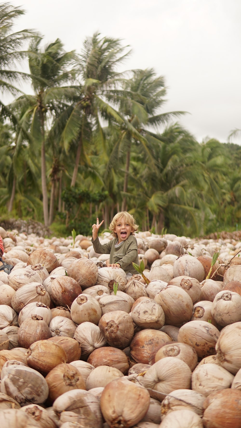 1000x1780 girl sitting on coconut shell photo, Phone