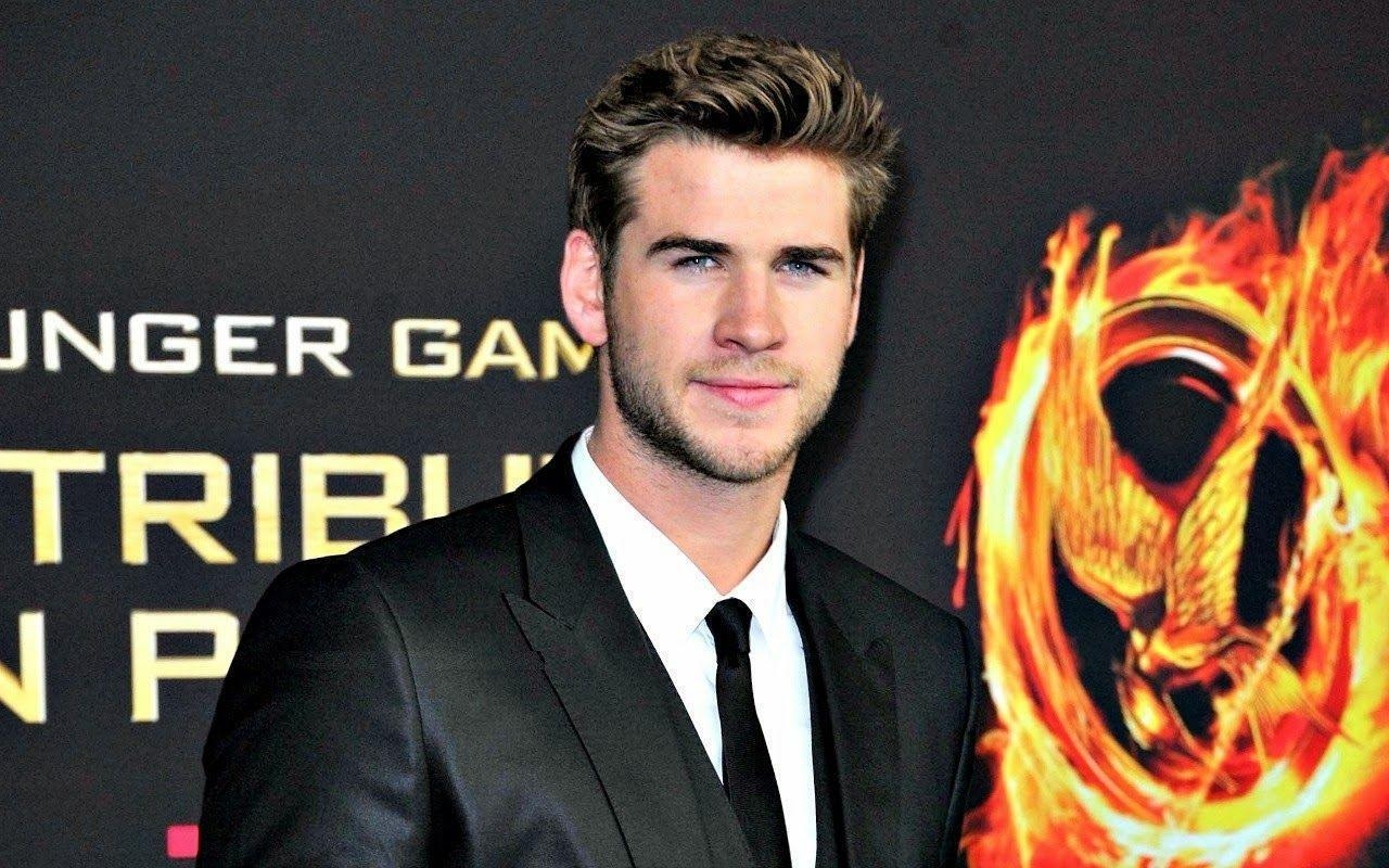 1280x800 Latest Movie Trailers, Actor Liam Hemsworth Body Wallpaper, Desktop