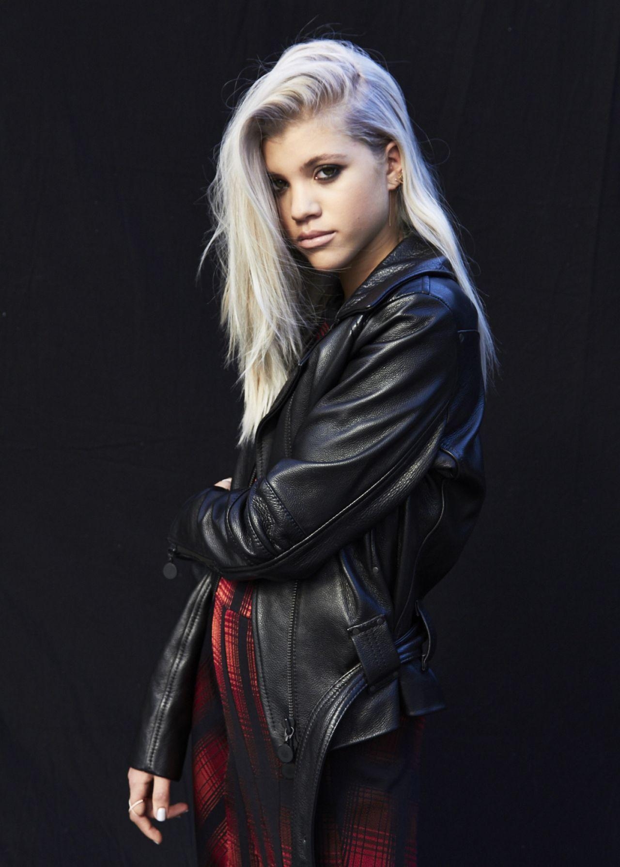 1280x1790 Images: Sofia Richie, Phone