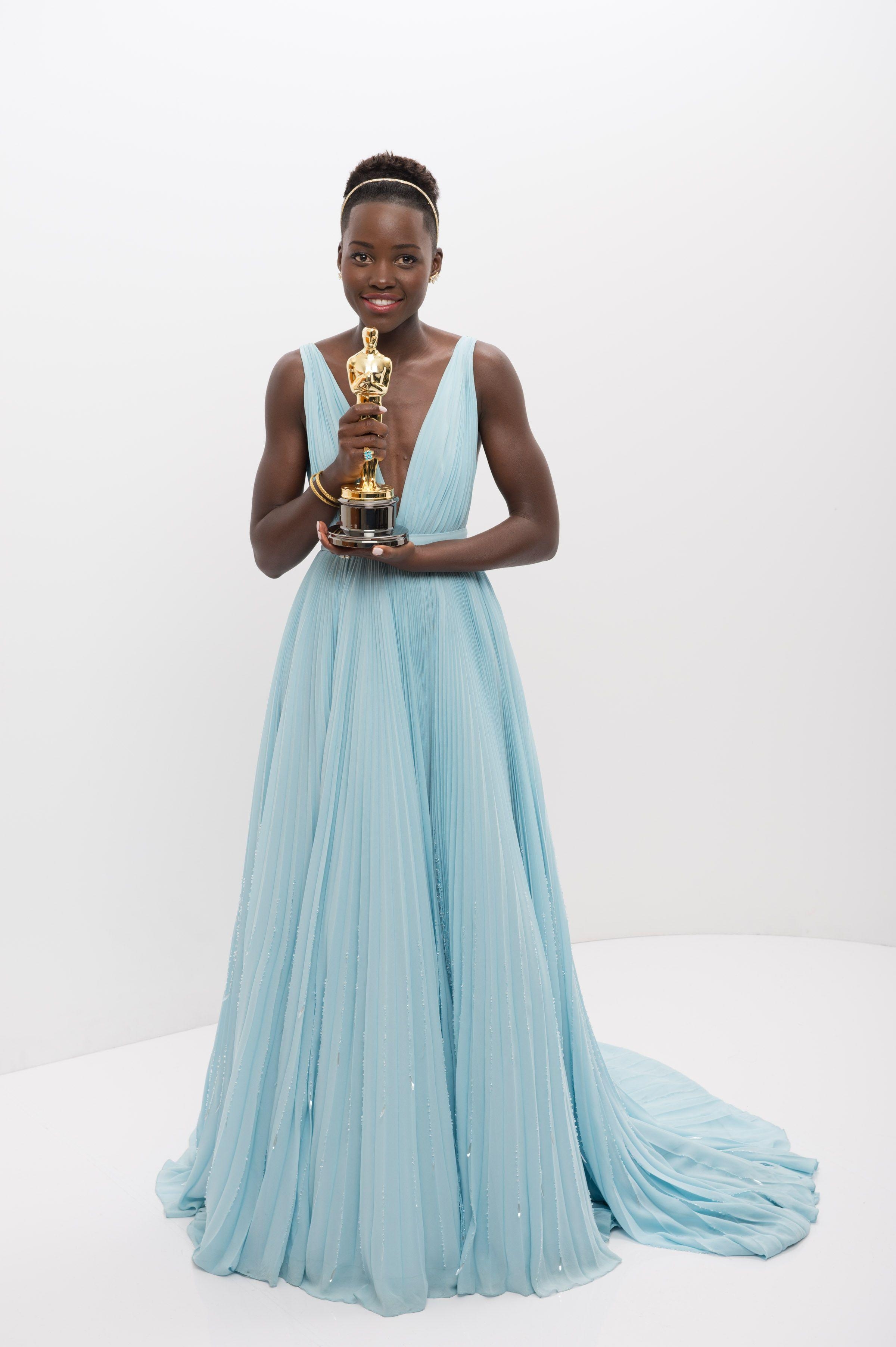 2400x3610 Lupita Nyong'o with her Oscar statuette [], Phone