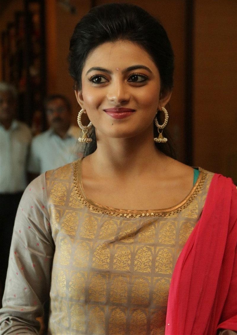 800x1140 Actress Anandhi Beautiful Picture And Hot Wallpaper, Phone