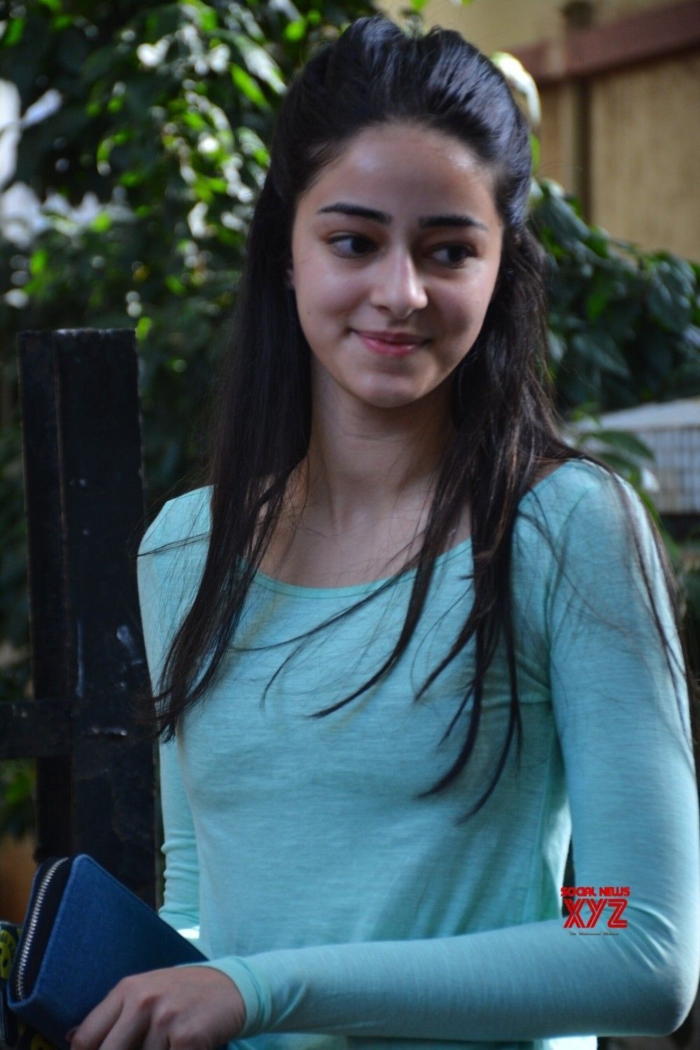 1000x1500 Mumbai: Ananya Pandey seen at Mumbai's Bandra #Gallery, Phone